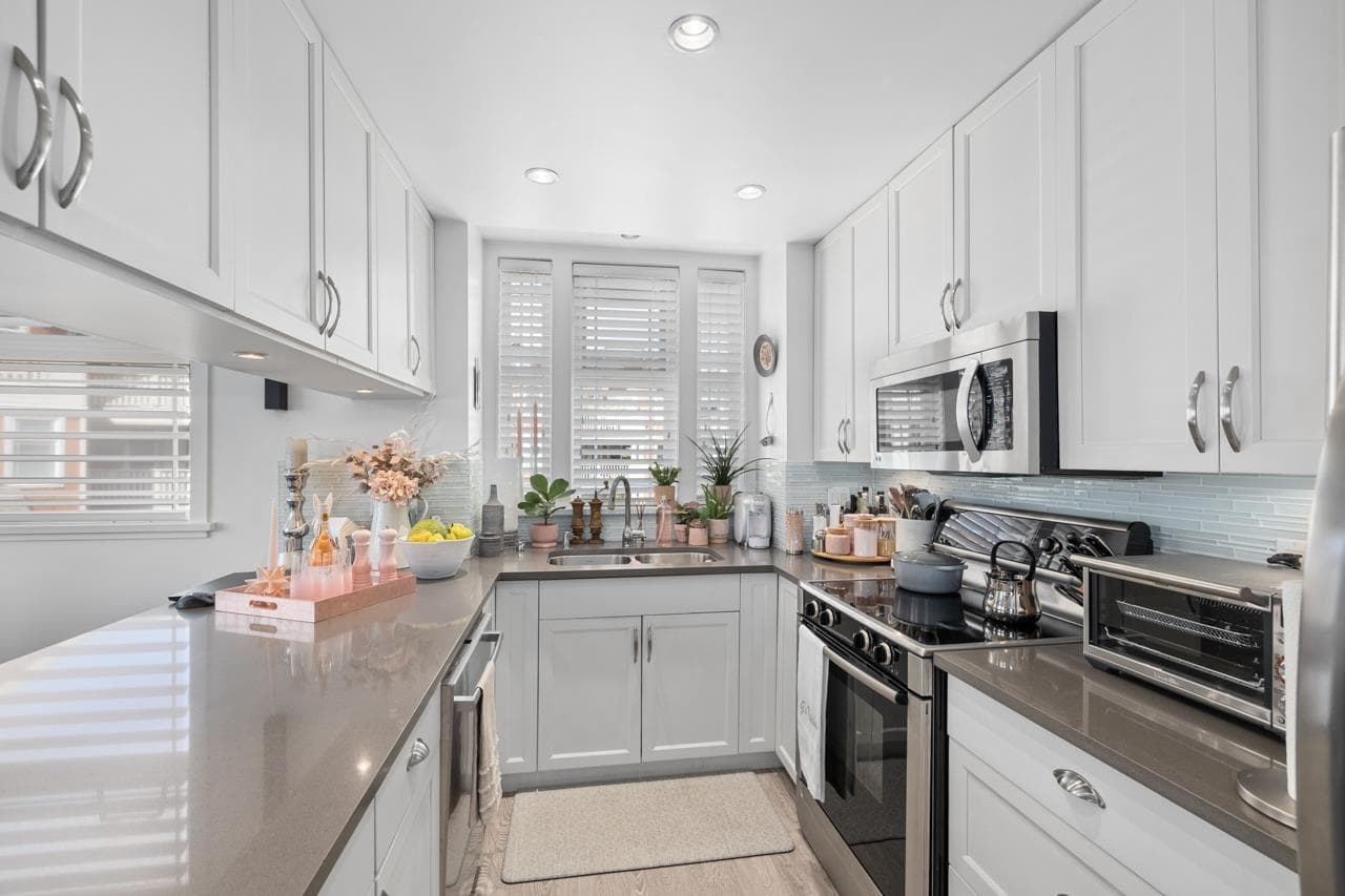 302 - 15392 16a Avenue, Surrey, V4A 1S9 — photo 2