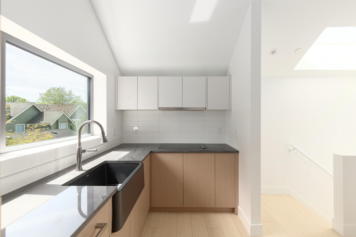 22 W 14th Avenue, Vancouver, V0V 0V0 — photo 5