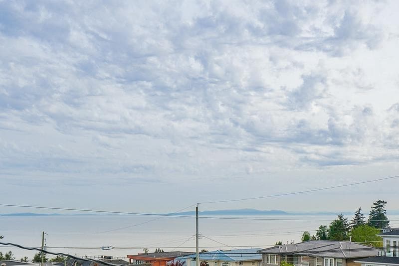 15708 Cliff Avenue, White Rock, V4B 1W2 — photo 1