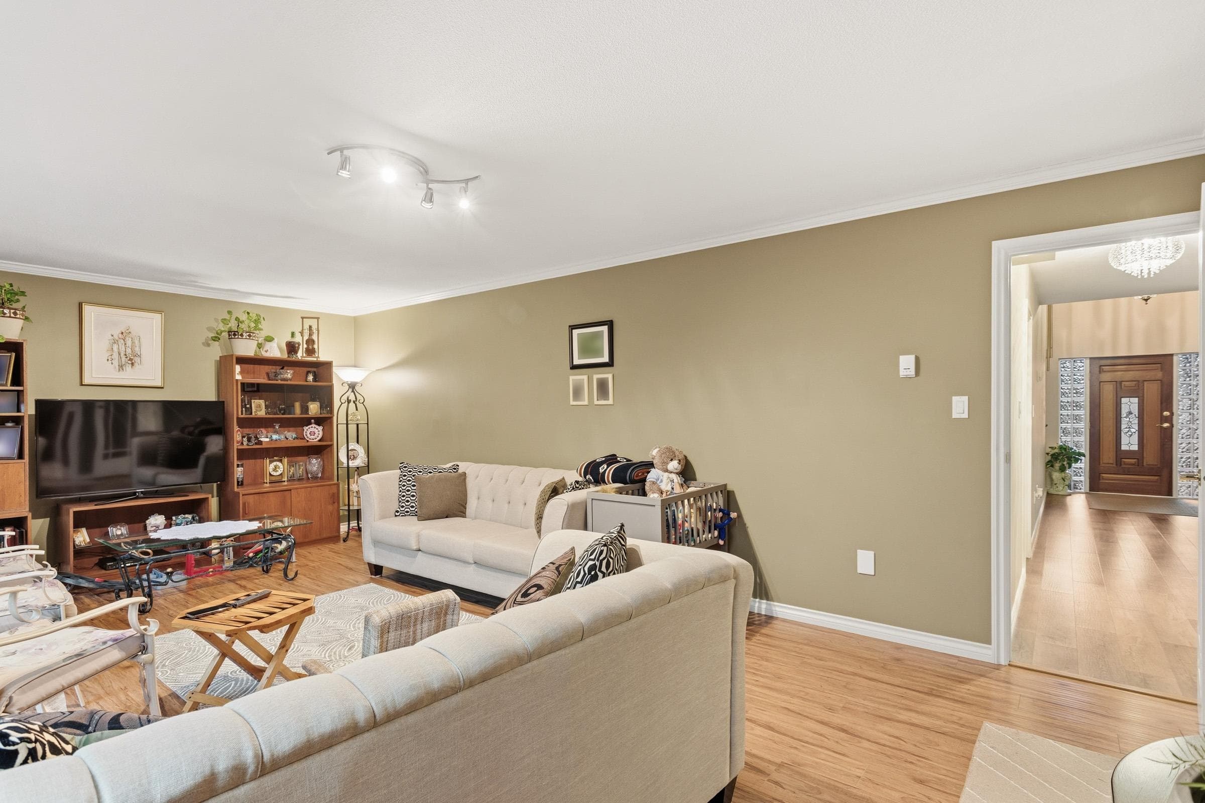 4729 Canada Way, Burnaby, V5G 1L3 — photo 4