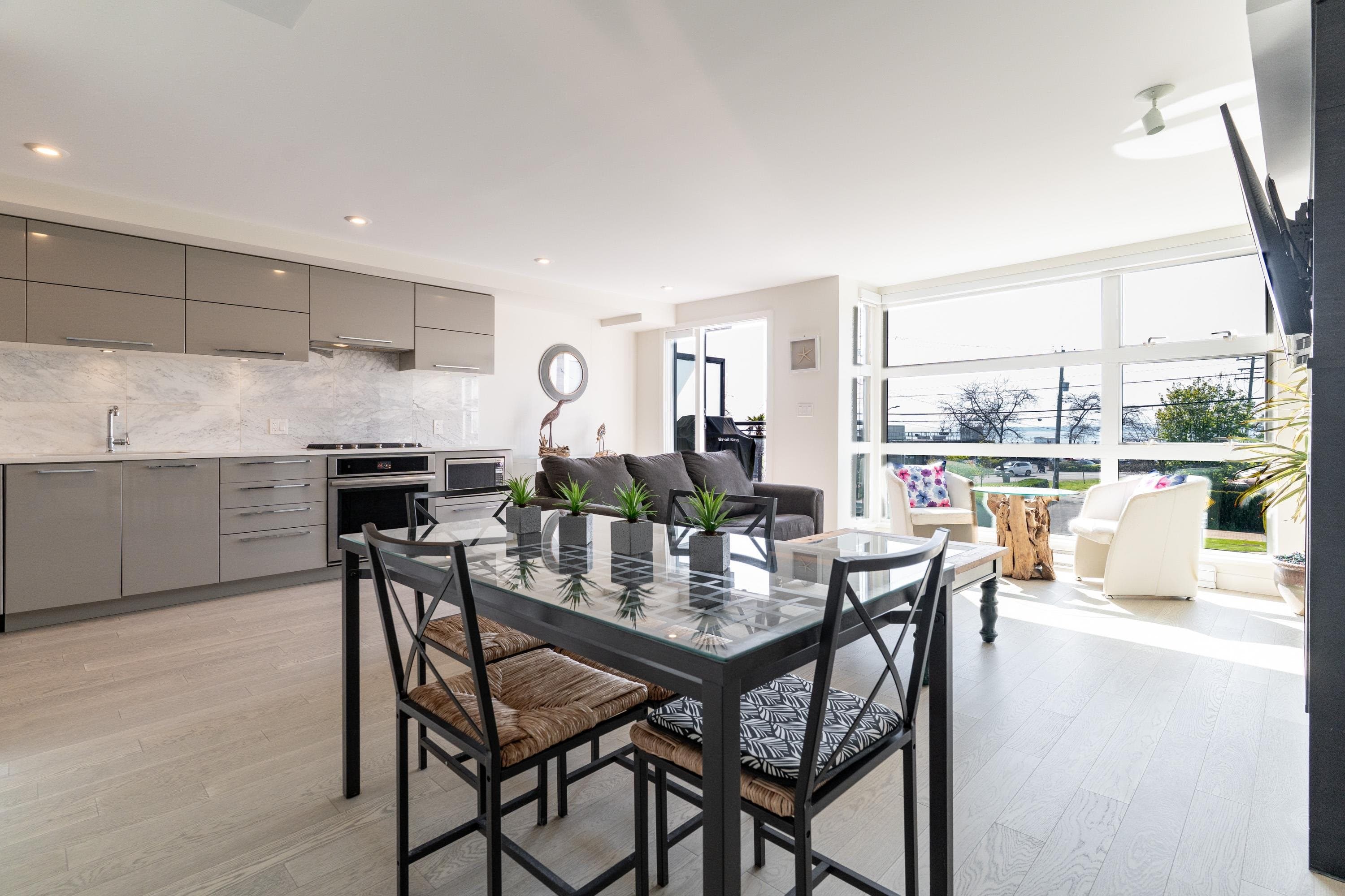 203 - 1160 Oxford Street, White Rock, V4B 0B3 — photo 1