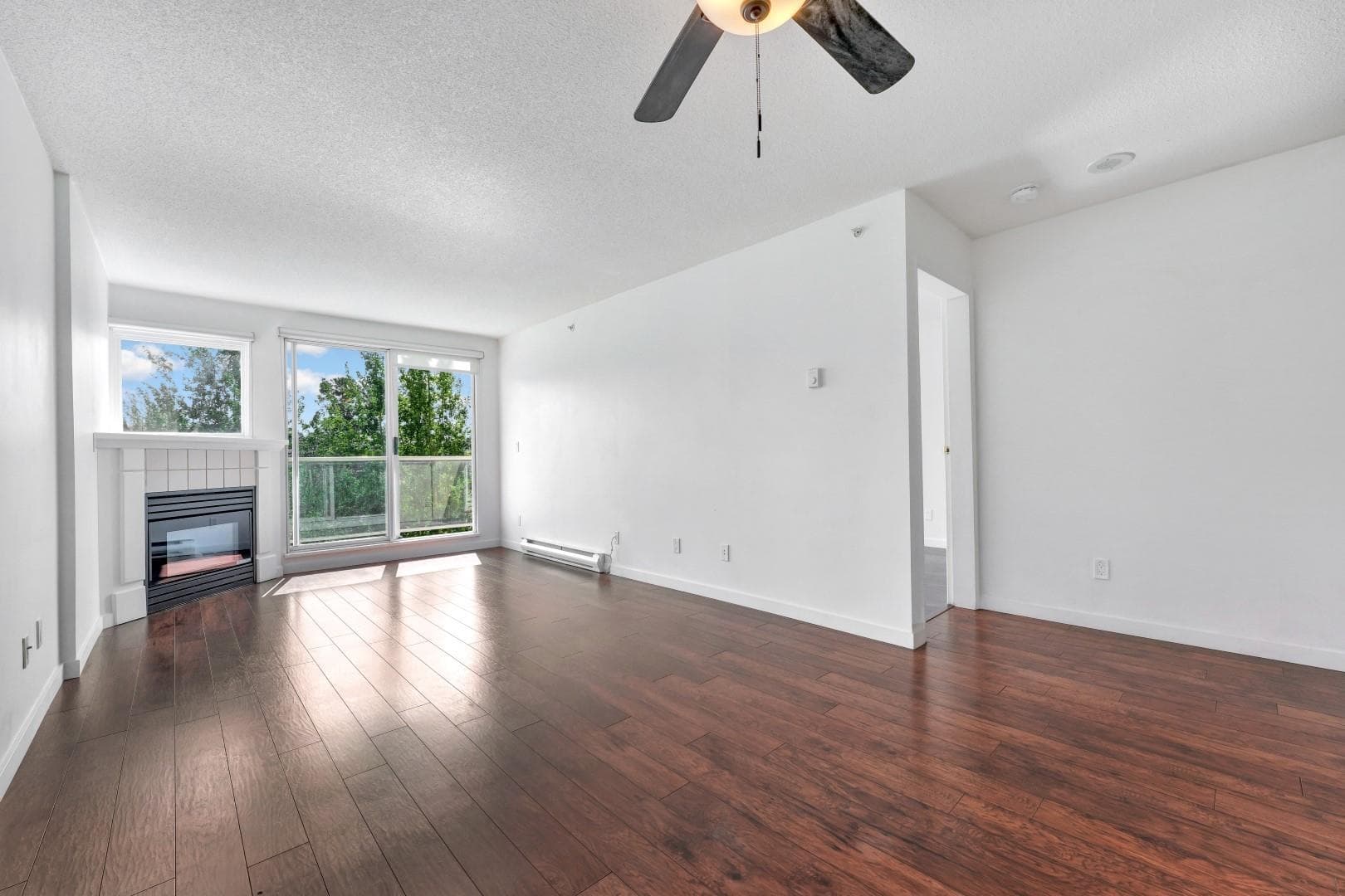 803 - 9830 Whalley Boulevard, Surrey, V3T 5S7 — photo 2