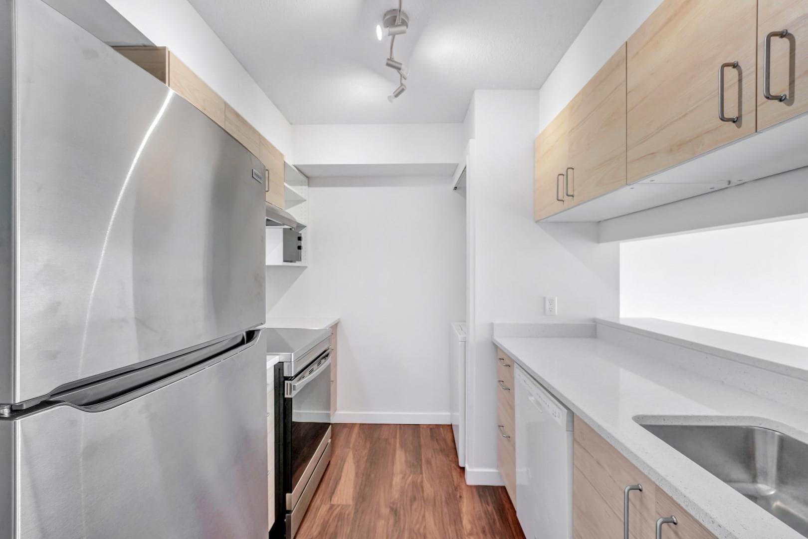 803 - 9830 Whalley Boulevard, Surrey, V3T 5S7 — photo 4