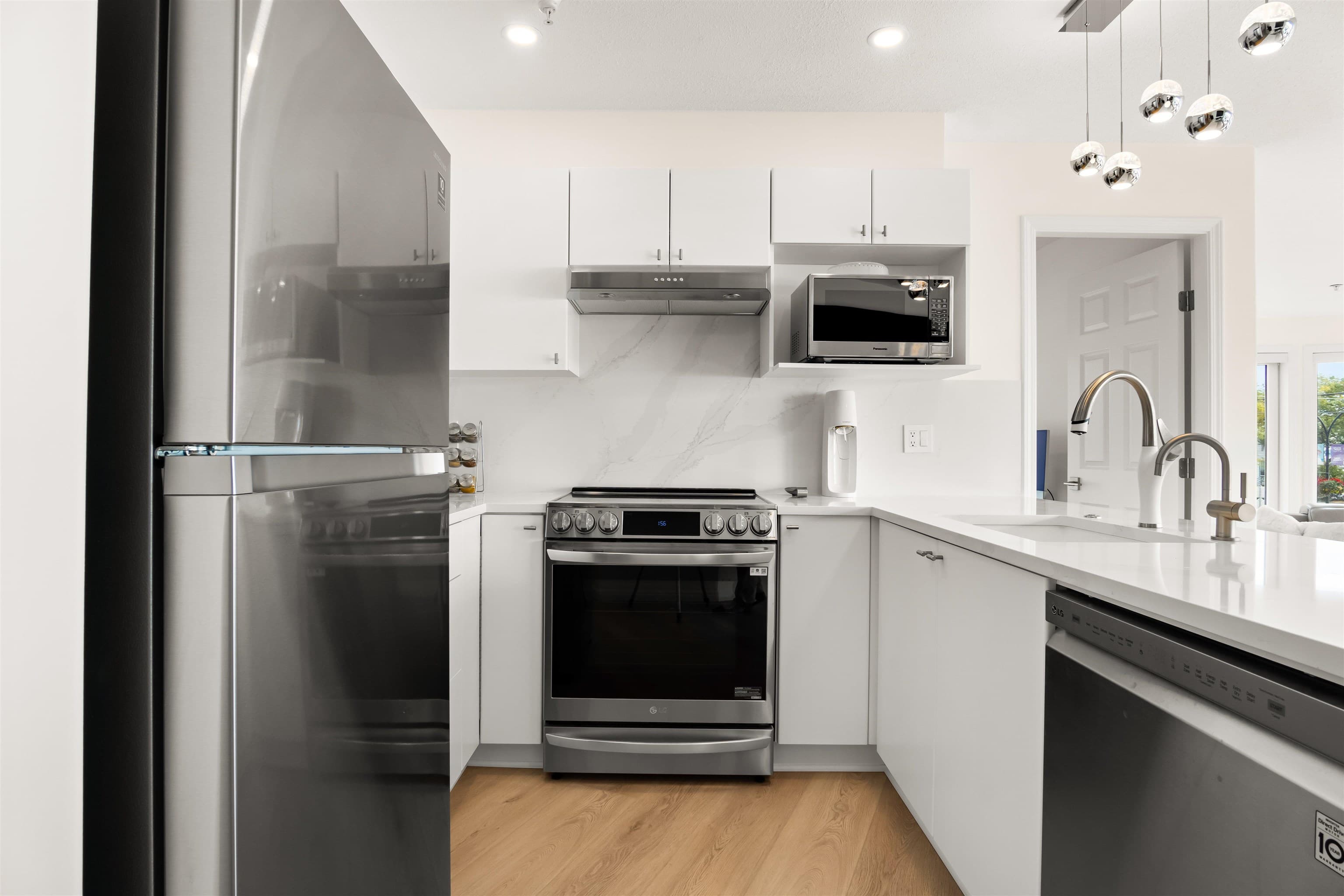 206 - 1119 Vidal Street, White Rock, V4B 3T4 — photo 3