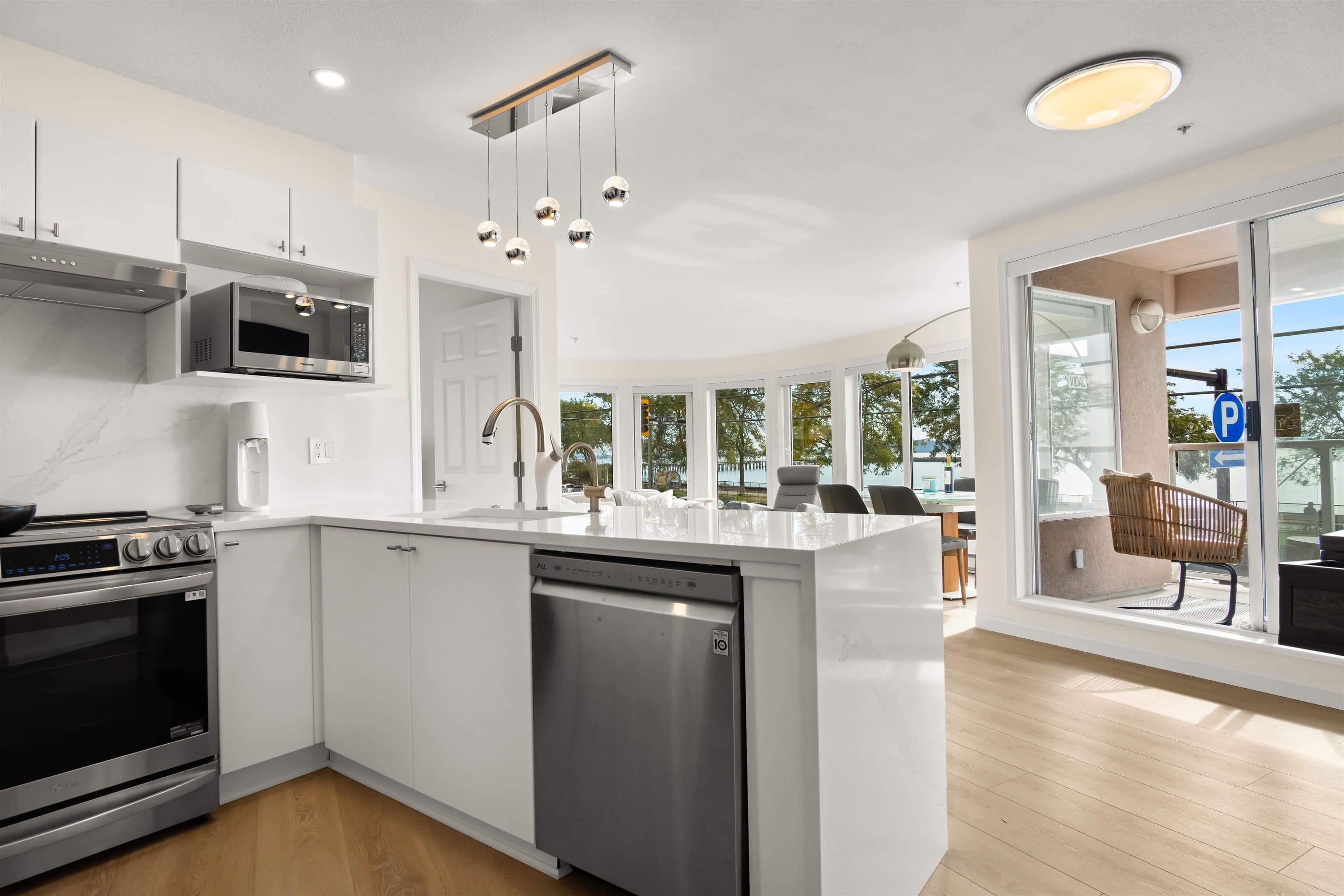 206 - 1119 Vidal Street, White Rock, V4B 3T4 — photo 4