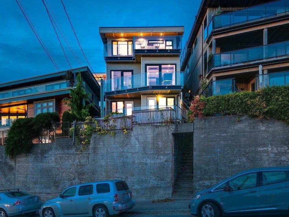 15061 Victoria Avenue, White Rock, V4B 1G4 — photo 2