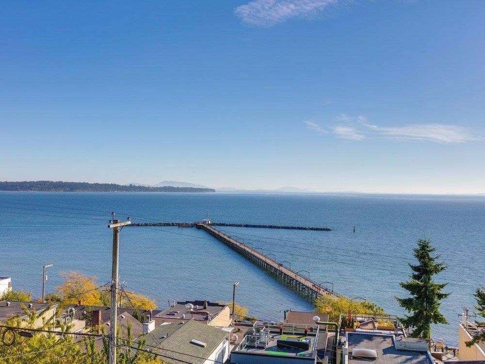 15061 Victoria Avenue, White Rock, V4B 1G4 — photo 1