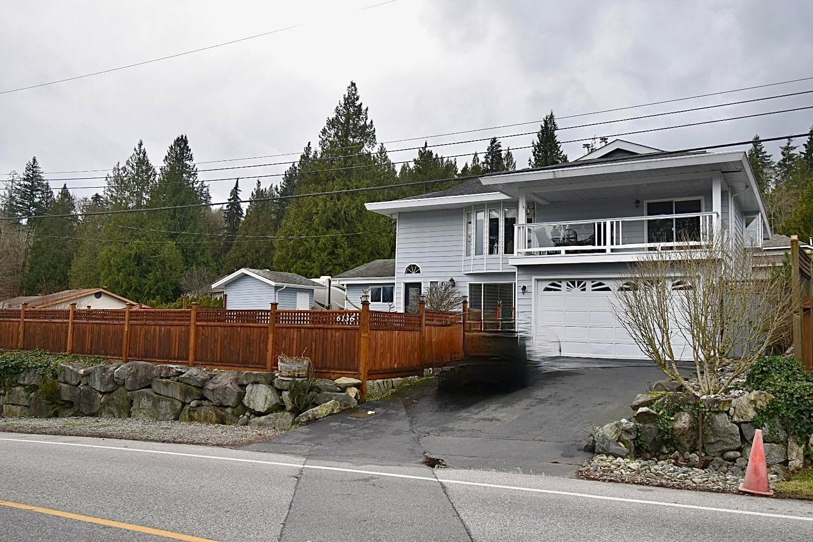 6135 Fairway Avenue, Sechelt, V7Z 0L6 — photo 1