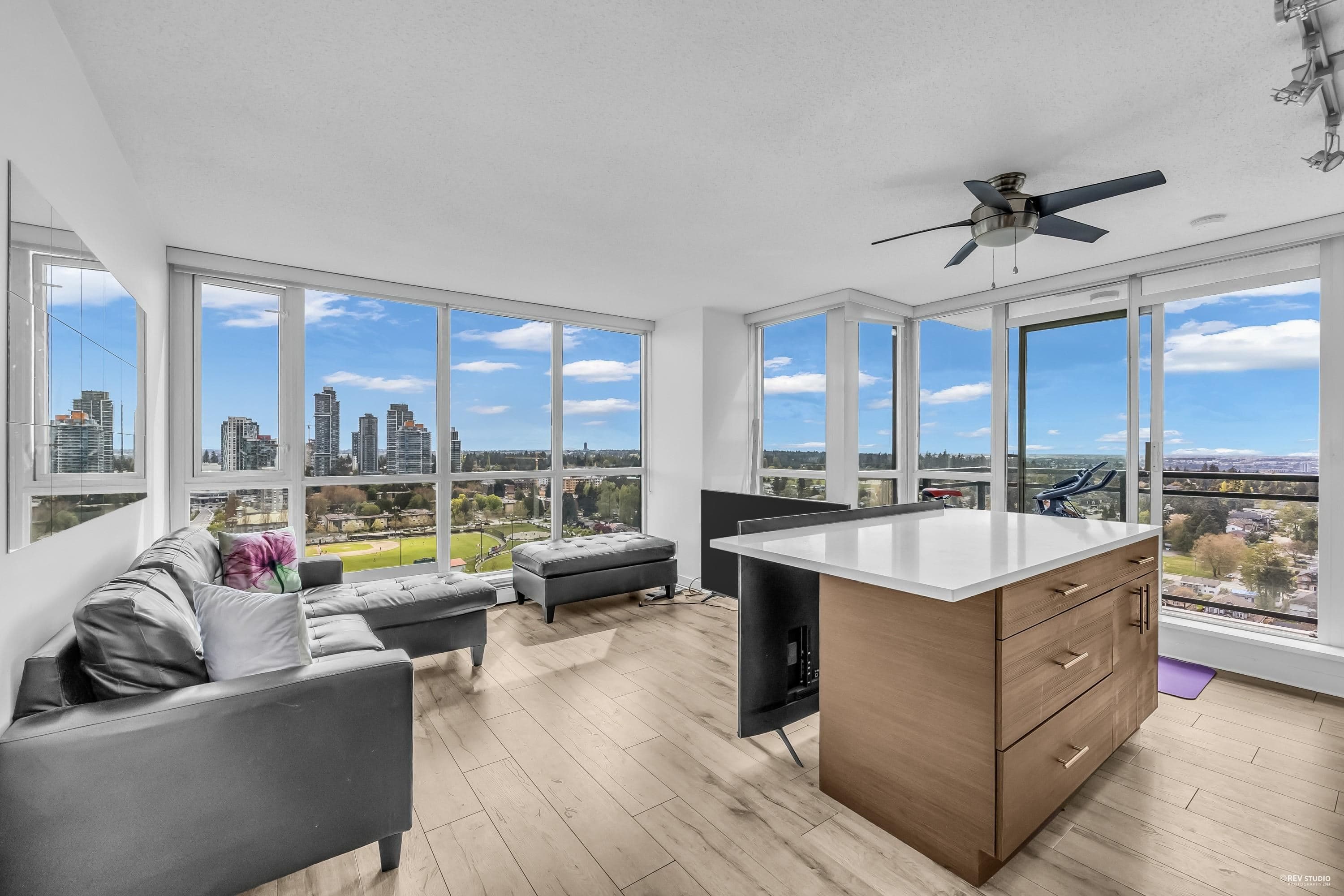 2404 - 10777 University Drive, Surrey, V3T 0E6 — photo 5