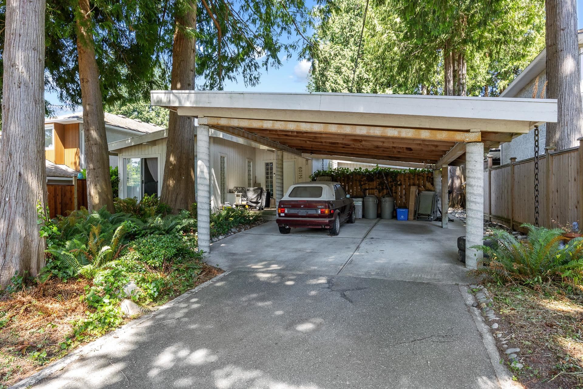 14109 Blackburn Avenue, White Rock, V4B 2Z6 — photo 1