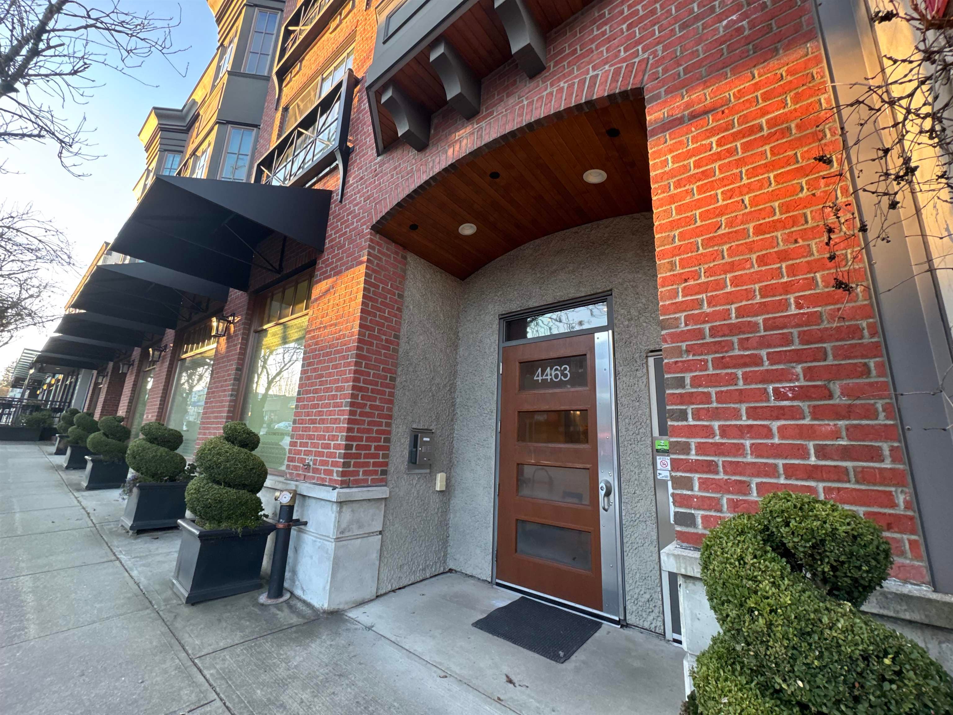 305 - 4463 W 10th Avenue, Vancouver, V6R 2H8 — photo 1