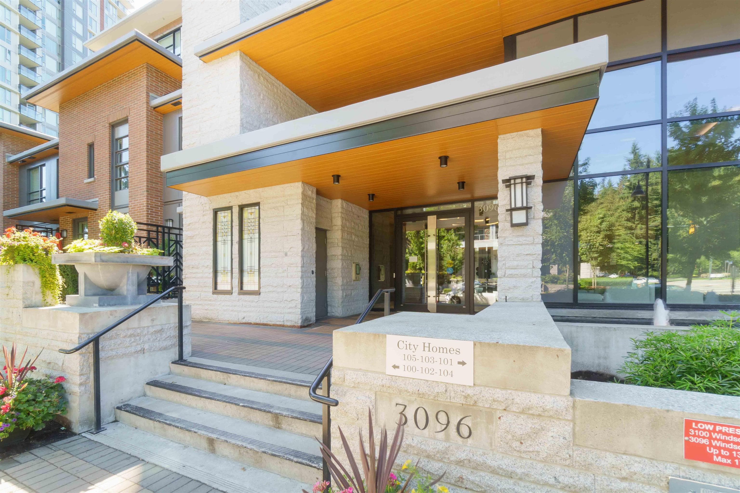 1502 - 3096 Windsor Gate, Coquitlam, V3B 0P4 — photo 2
