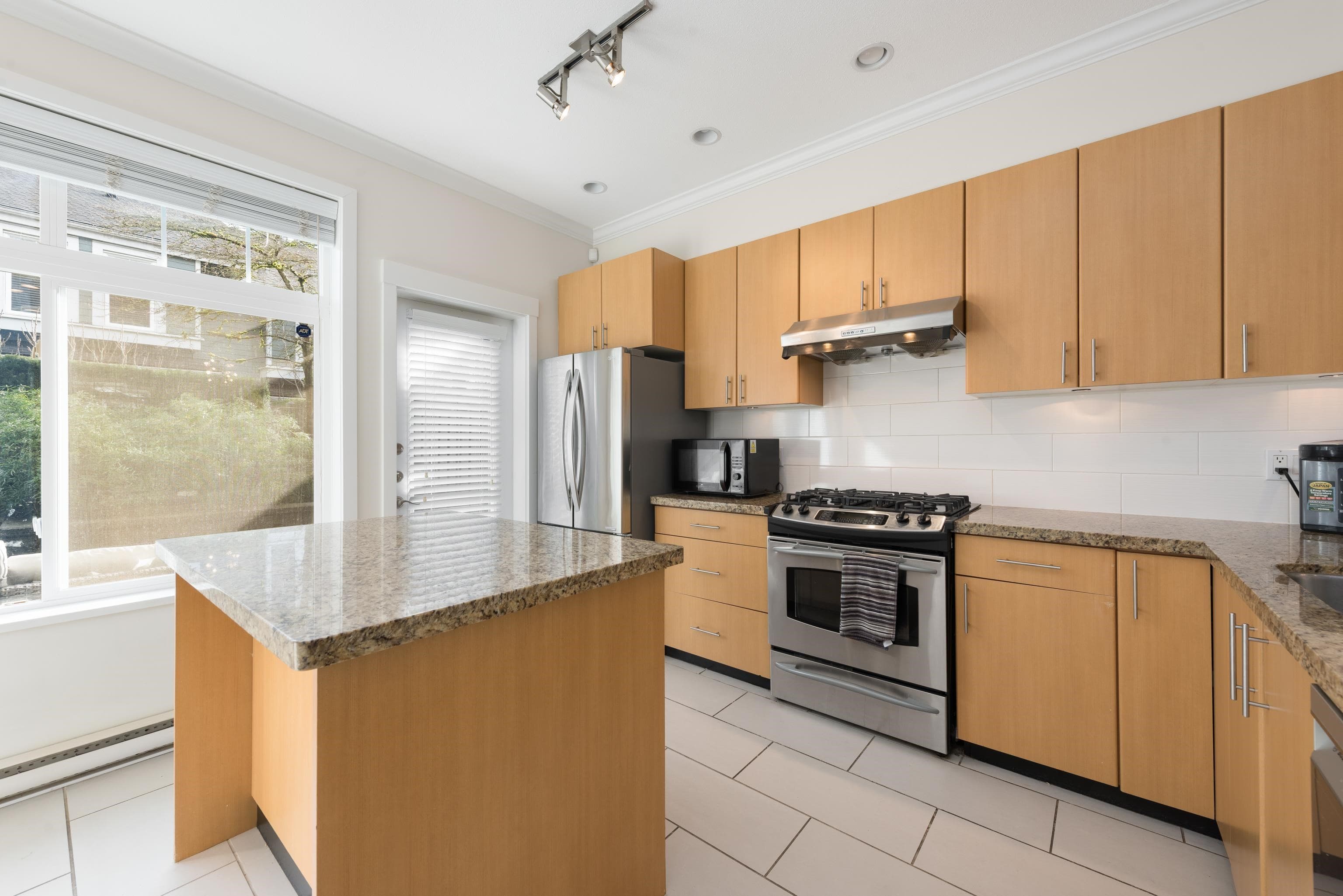 319 W 59th Avenue, Vancouver, V5X 1X3 — photo 2