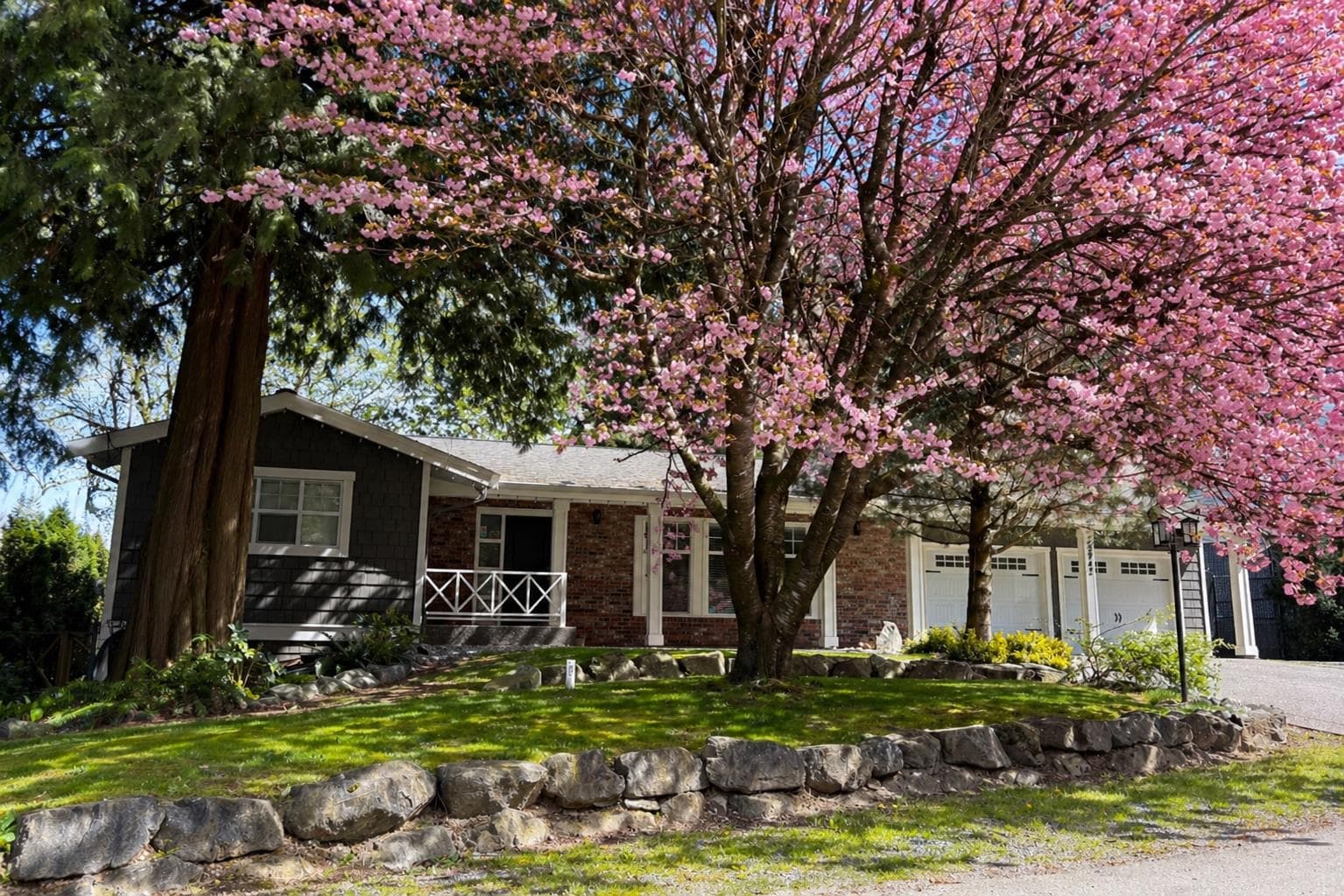 2942 Palm Crescent, Abbotsford, V2T 2G4 — photo 1