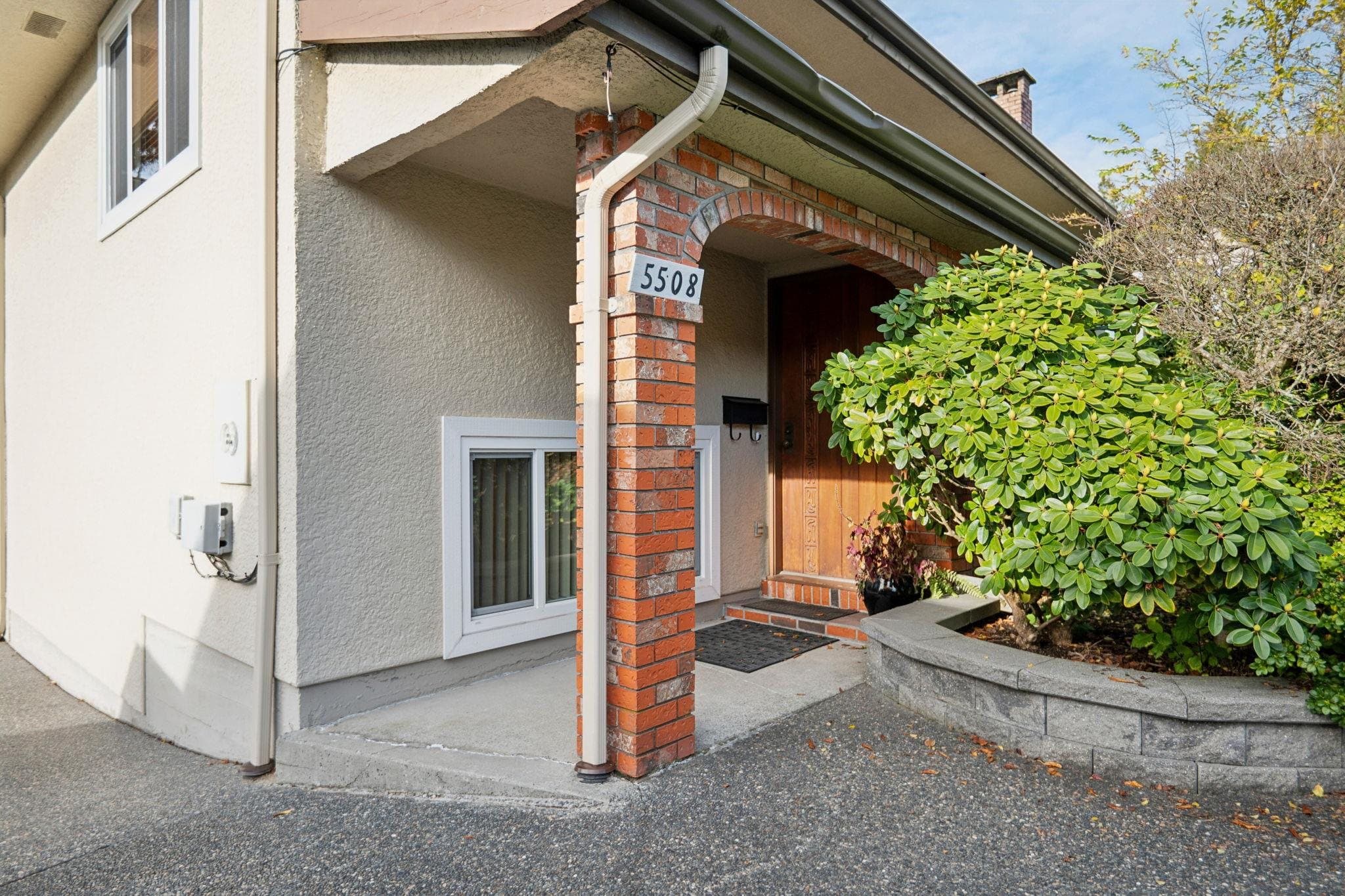 5508 Cedardale Court, Burnaby, V5B 2B8 — photo 2