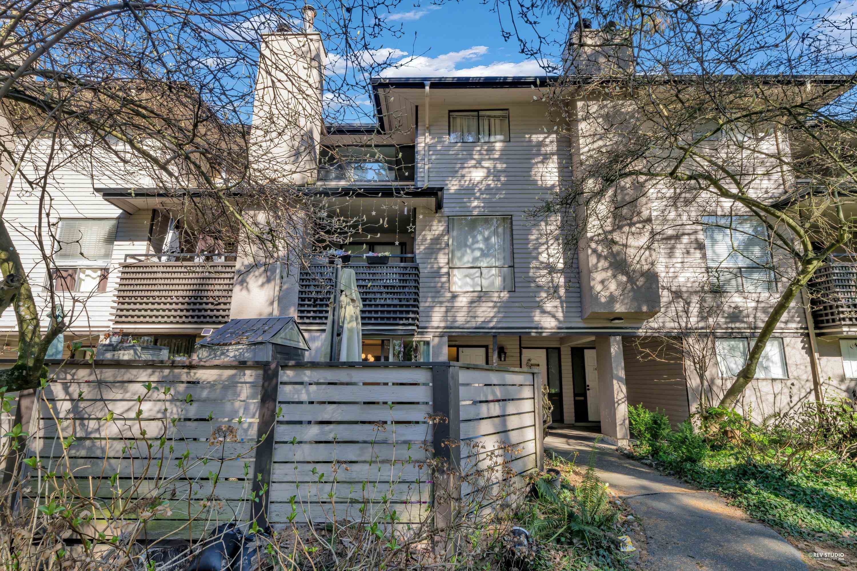 14826 - Holly Park Lane, Surrey, V3R 6Y2 — photo 1