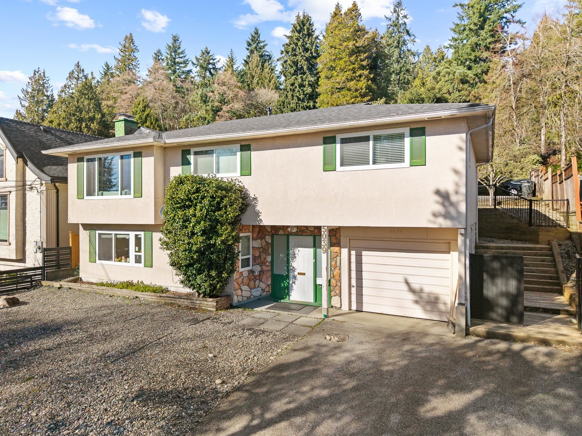 5039 Marine Drive, Burnaby, V5J 3G5 — photo 2