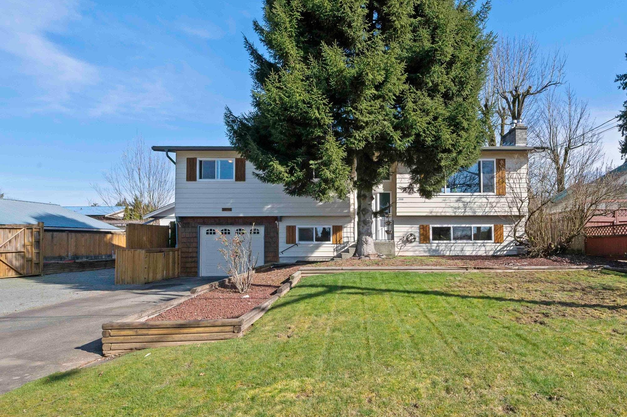 2096 Martens Street, Abbotsford, V2S 5W6 — photo 1
