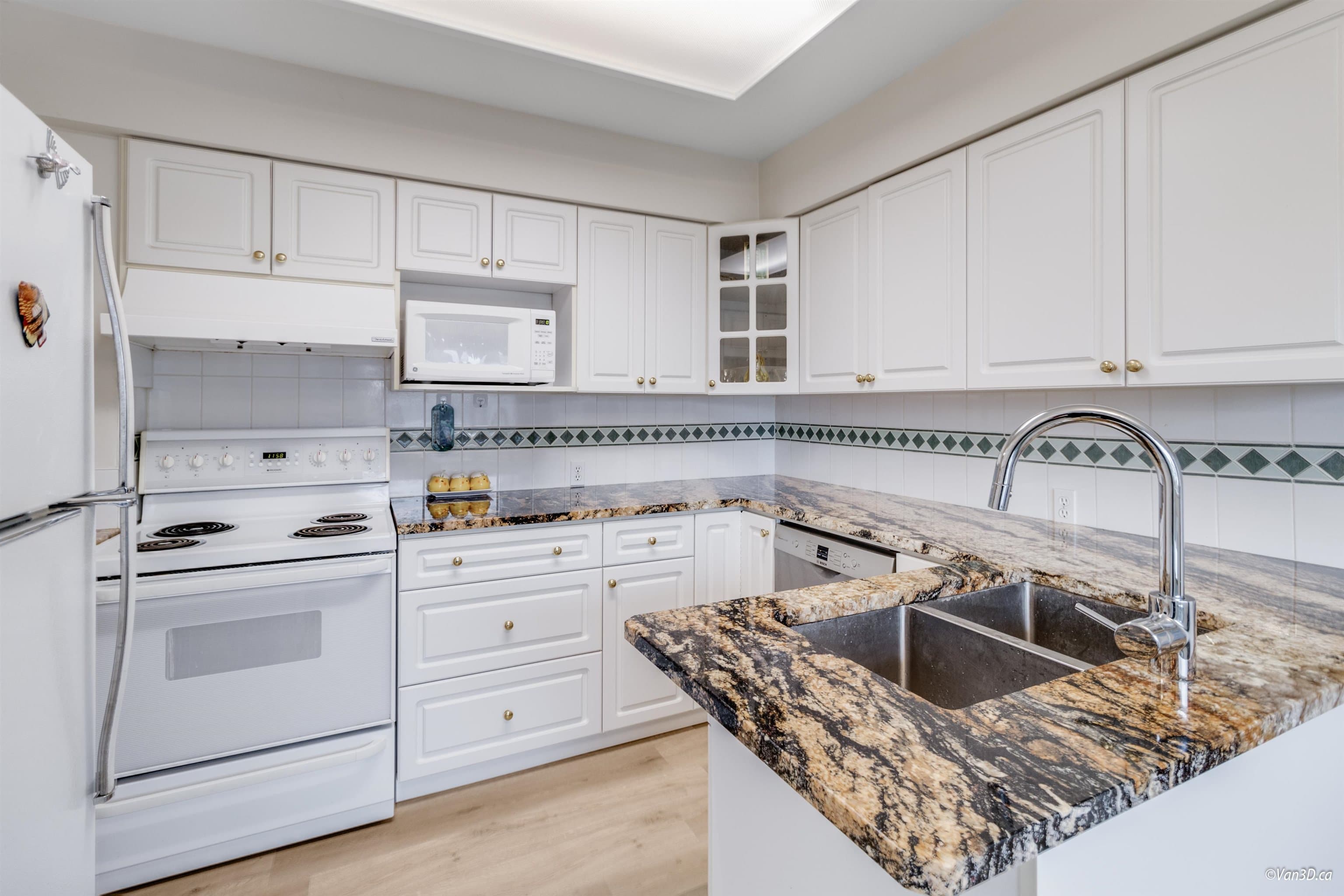 6555 St. Charles Place, Burnaby, V5H 3W1 — photo 2