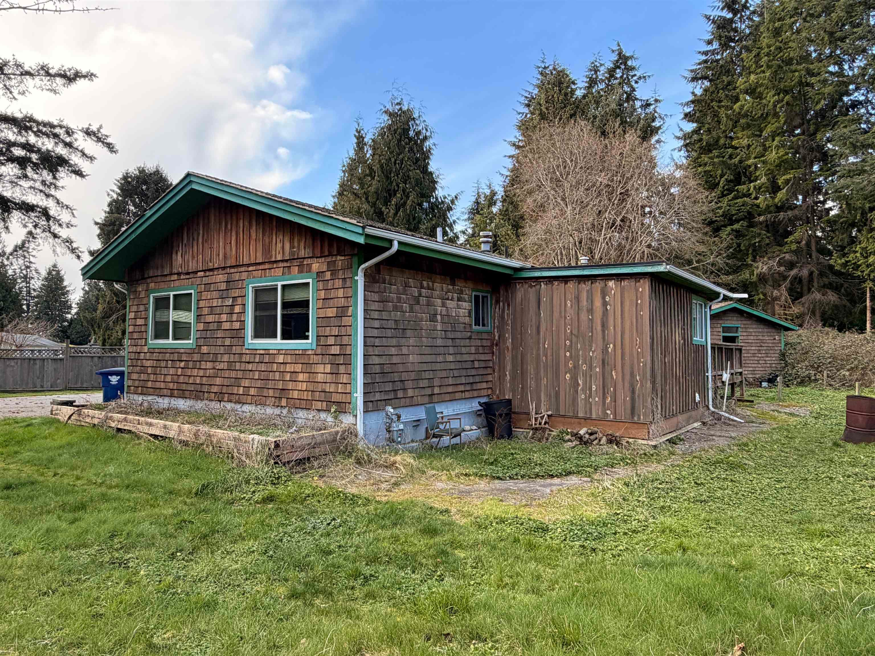 4488 Hupit Street, Sechelt, V7Z 0B3 — photo 2