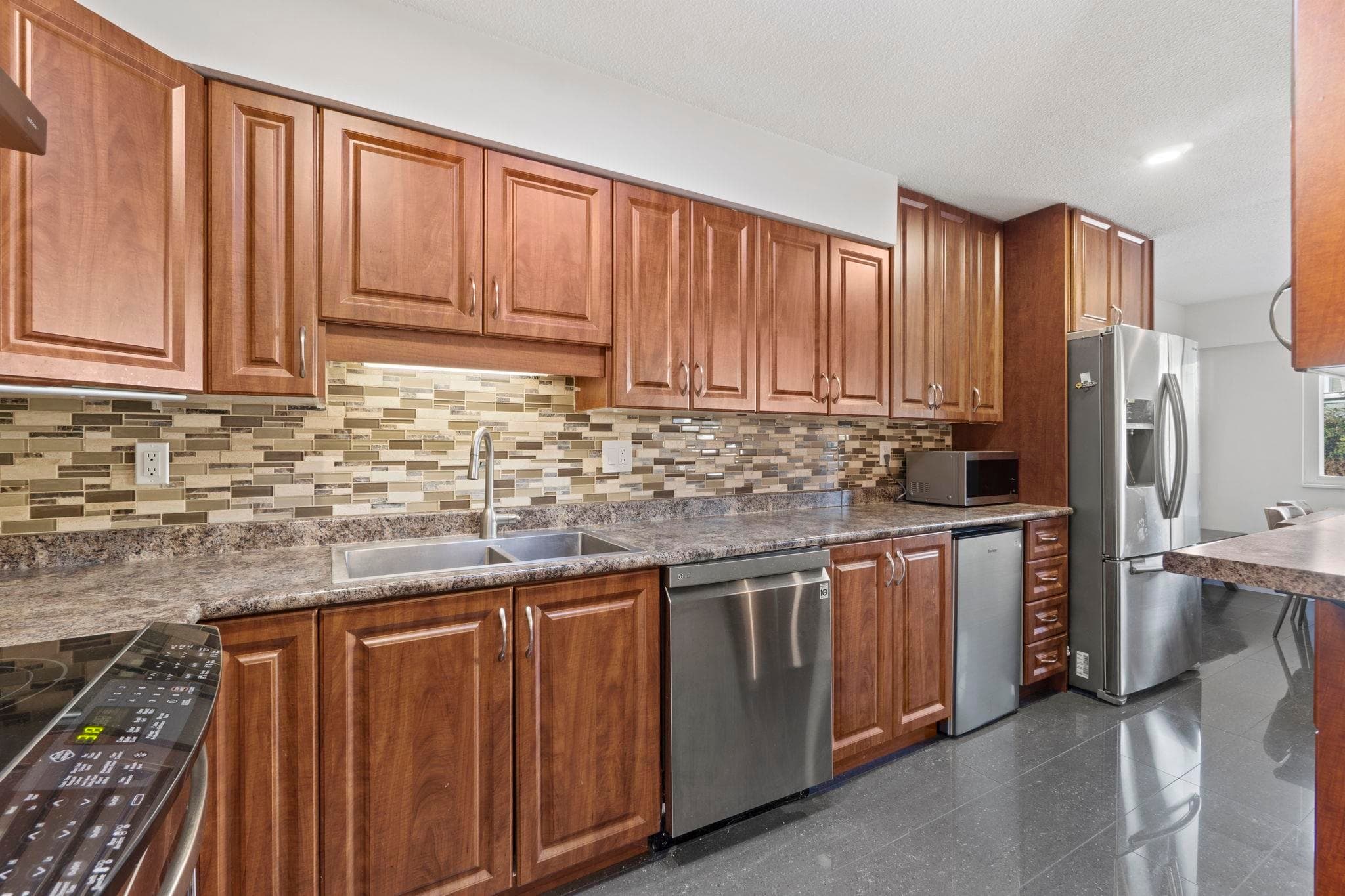 644 Alderson Avenue, Coquitlam, V3K 1T5 — photo 4