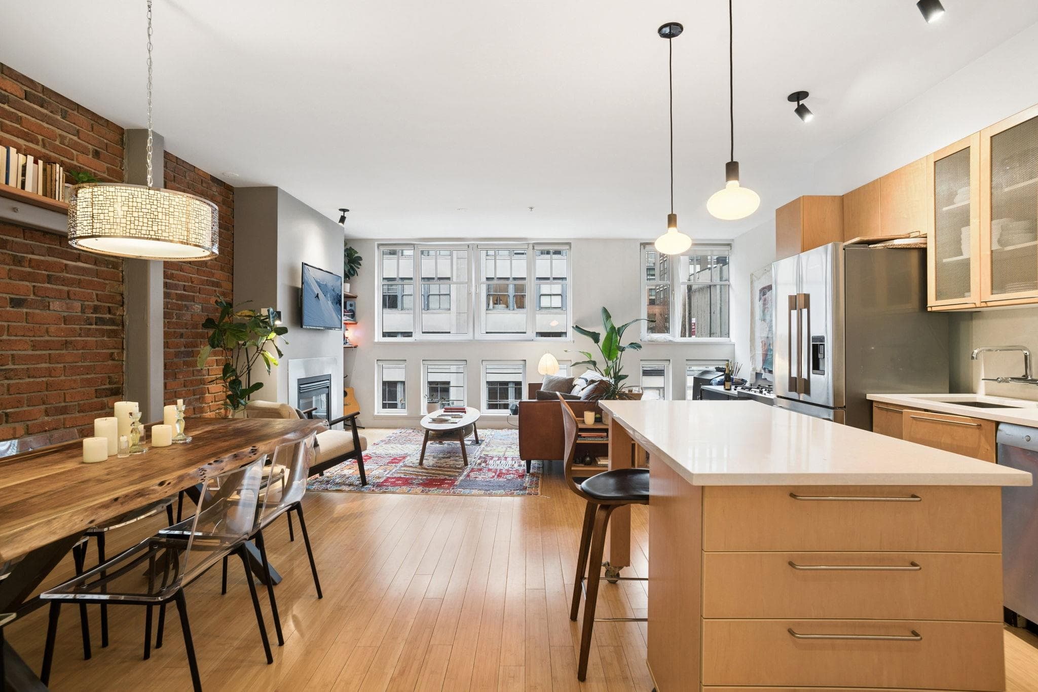 401 - 1072 Hamilton Street, Vancouver, V6B 2R9 — photo 2