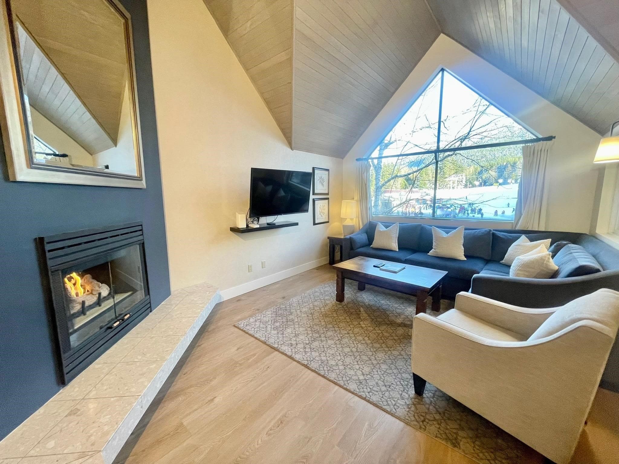 Week 9 - 4293 Mountain Square, Whistler, V8E 1B8 — photo 2