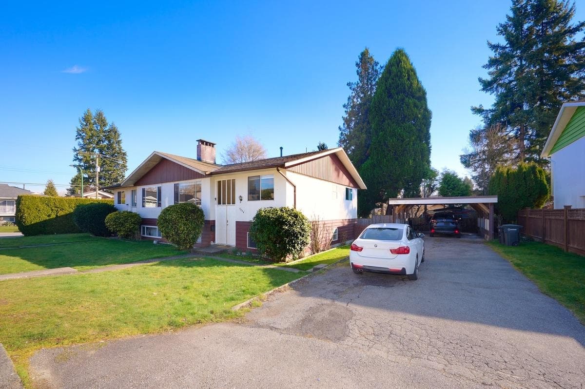4086/ - 4088 Lister Court, Burnaby, V5G 2C2 — photo 2