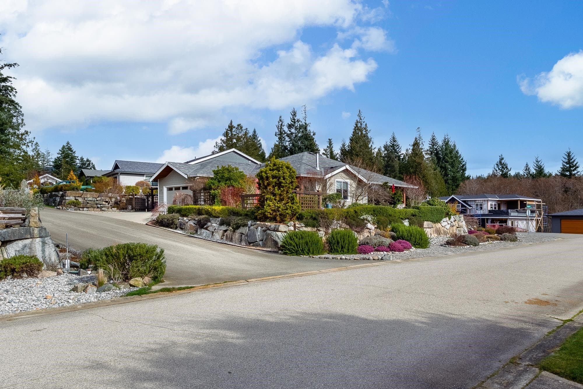9326 Jorgensen Place, Halfmoon Bay, V7Z 1B4 — photo 1