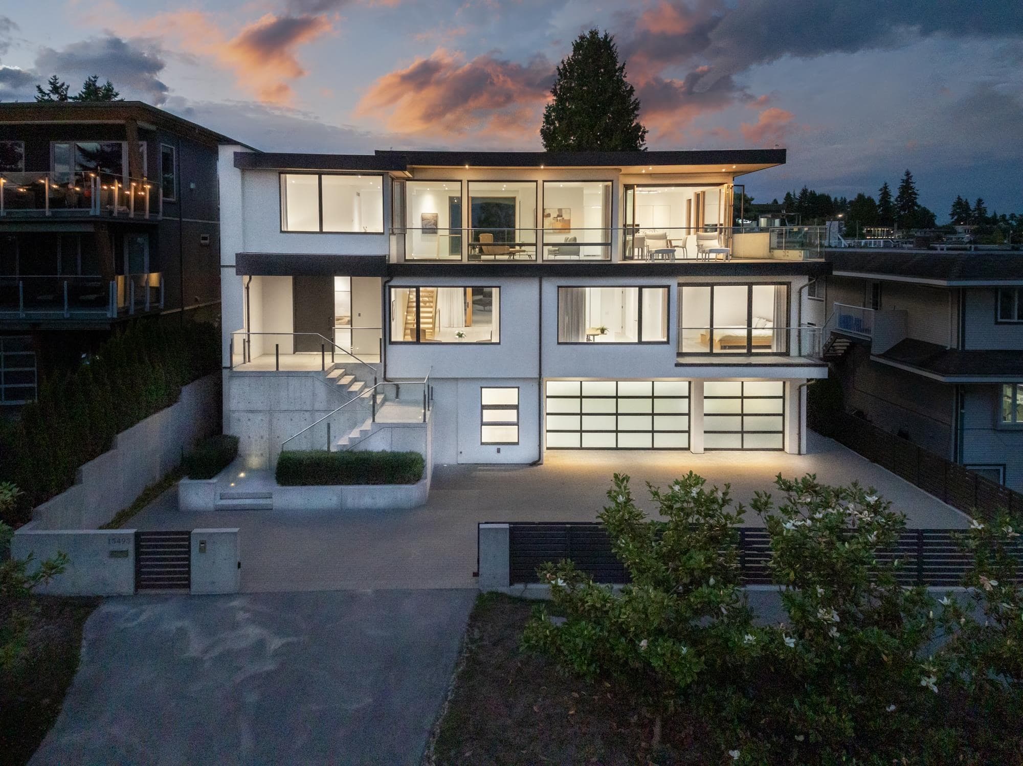 15493 Royal Avenue, White Rock, V4B 1N4 — photo 1