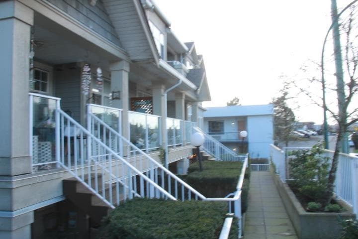 205 - 15621 Marine Drive, White Rock, V4B 1E1 — photo 3