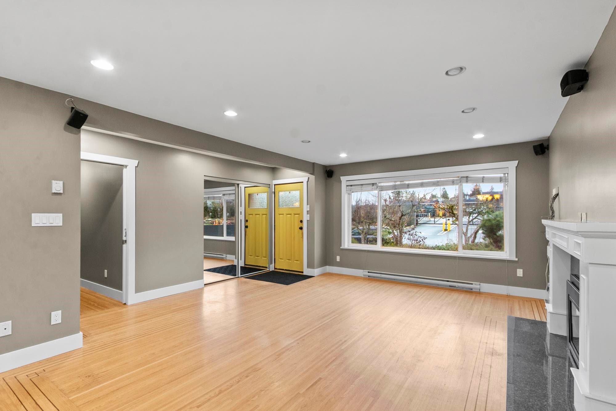 5745 Laurel Street, Burnaby, V5G 1N4 — photo 2