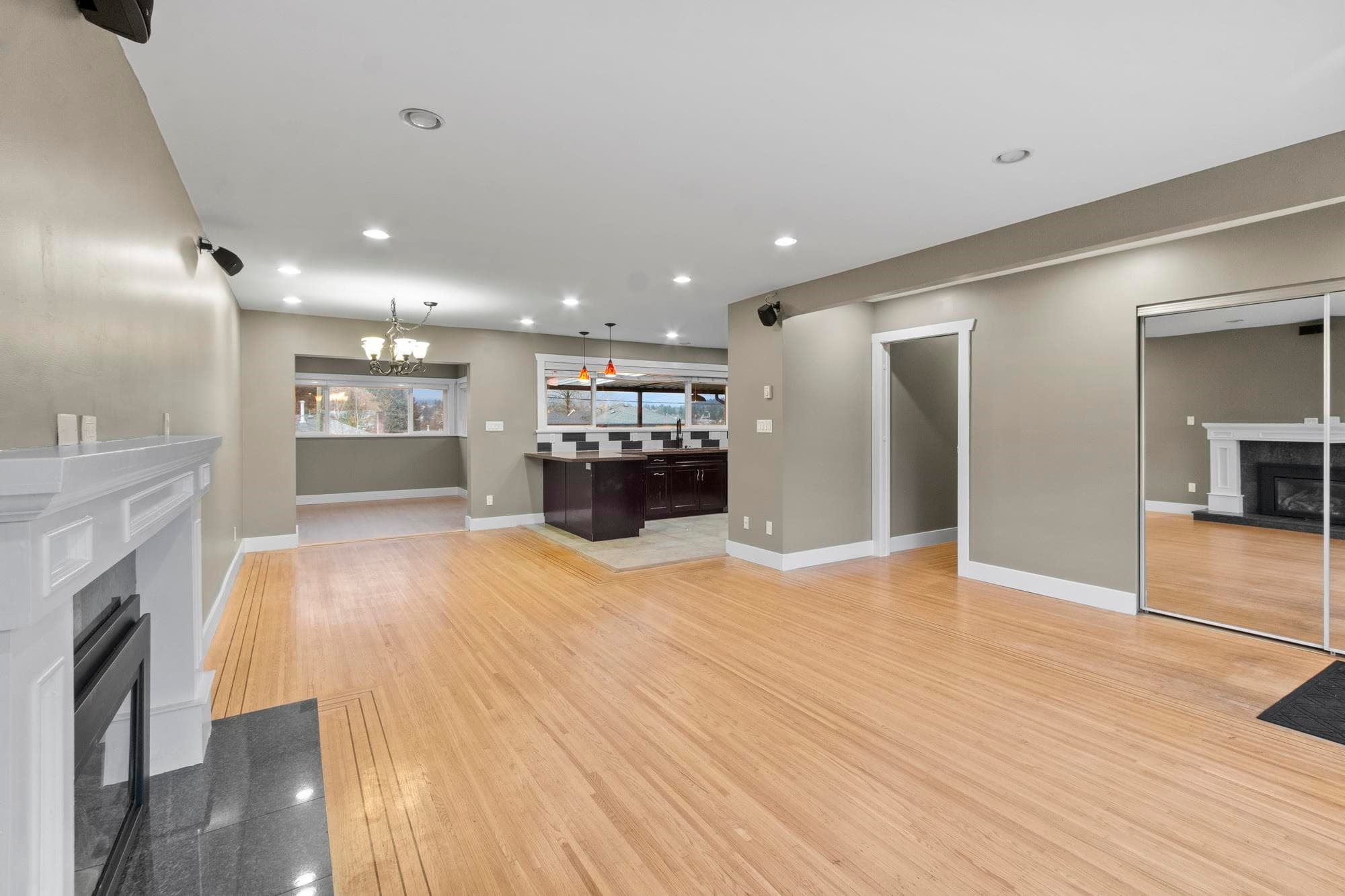 5745 Laurel Street, Burnaby, V5G 1N4 — photo 4