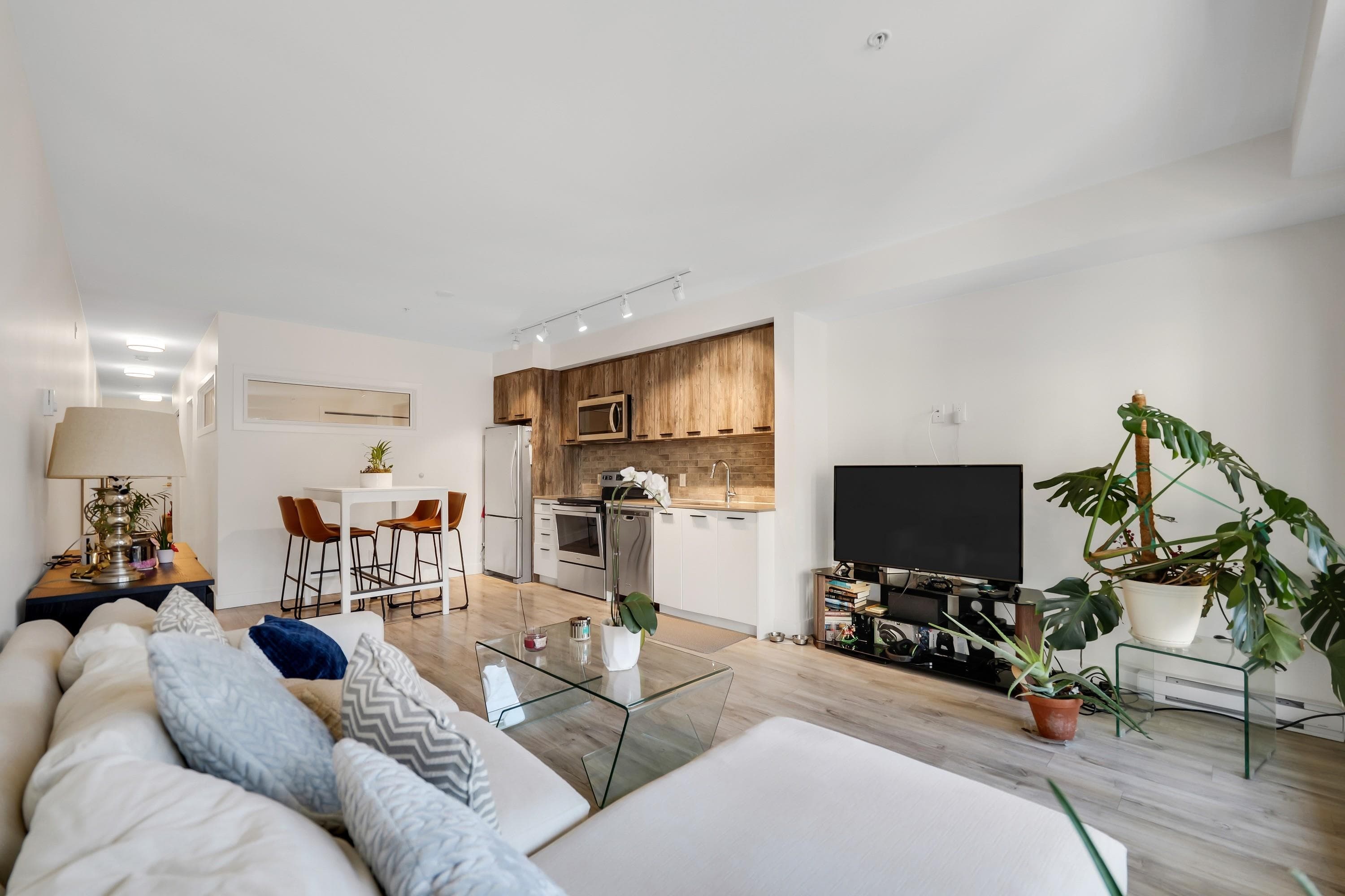 305 - 38013 Third Avenue, Squamish, V8B 0Z8 — photo 2