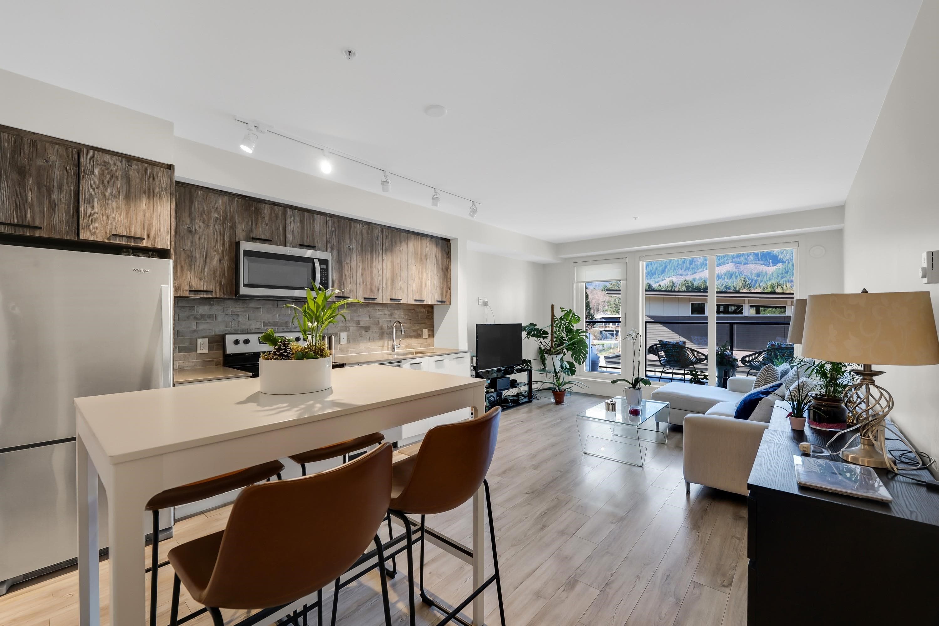 305 - 38013 Third Avenue, Squamish, V8B 0Z8 — photo 4