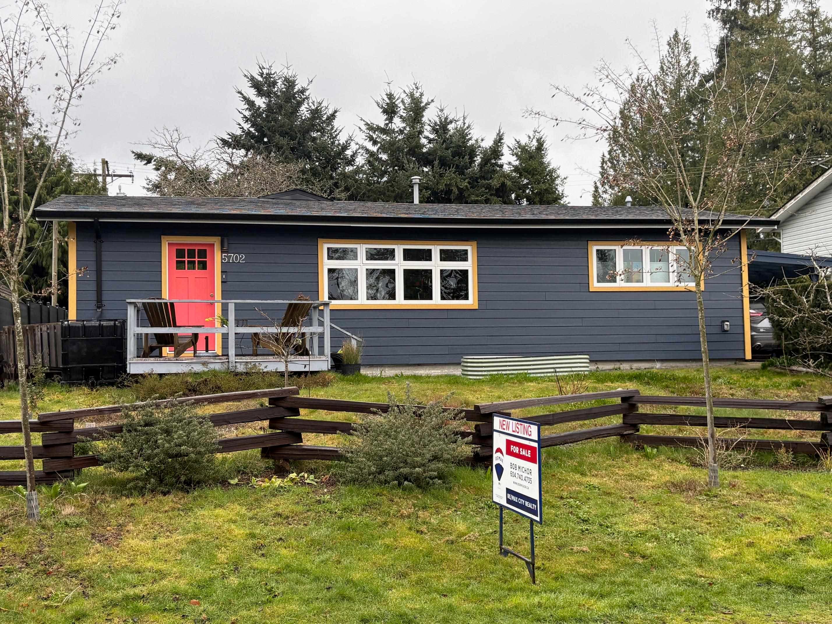 5702 Medusa Street, Sechelt, V0N 3A0 — photo 1