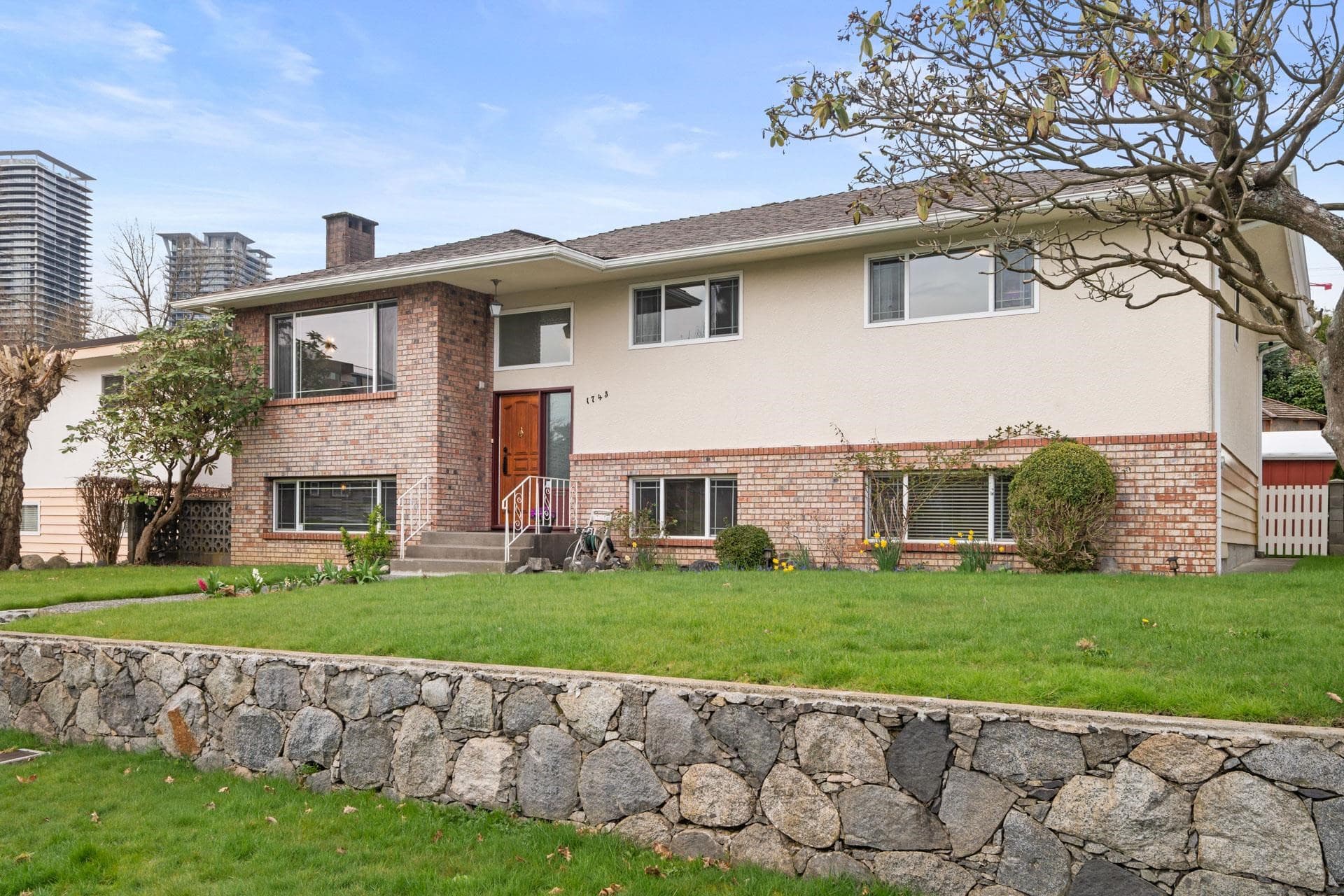 1743 Taralawn Court, Burnaby, V5B 3H4 — photo 2