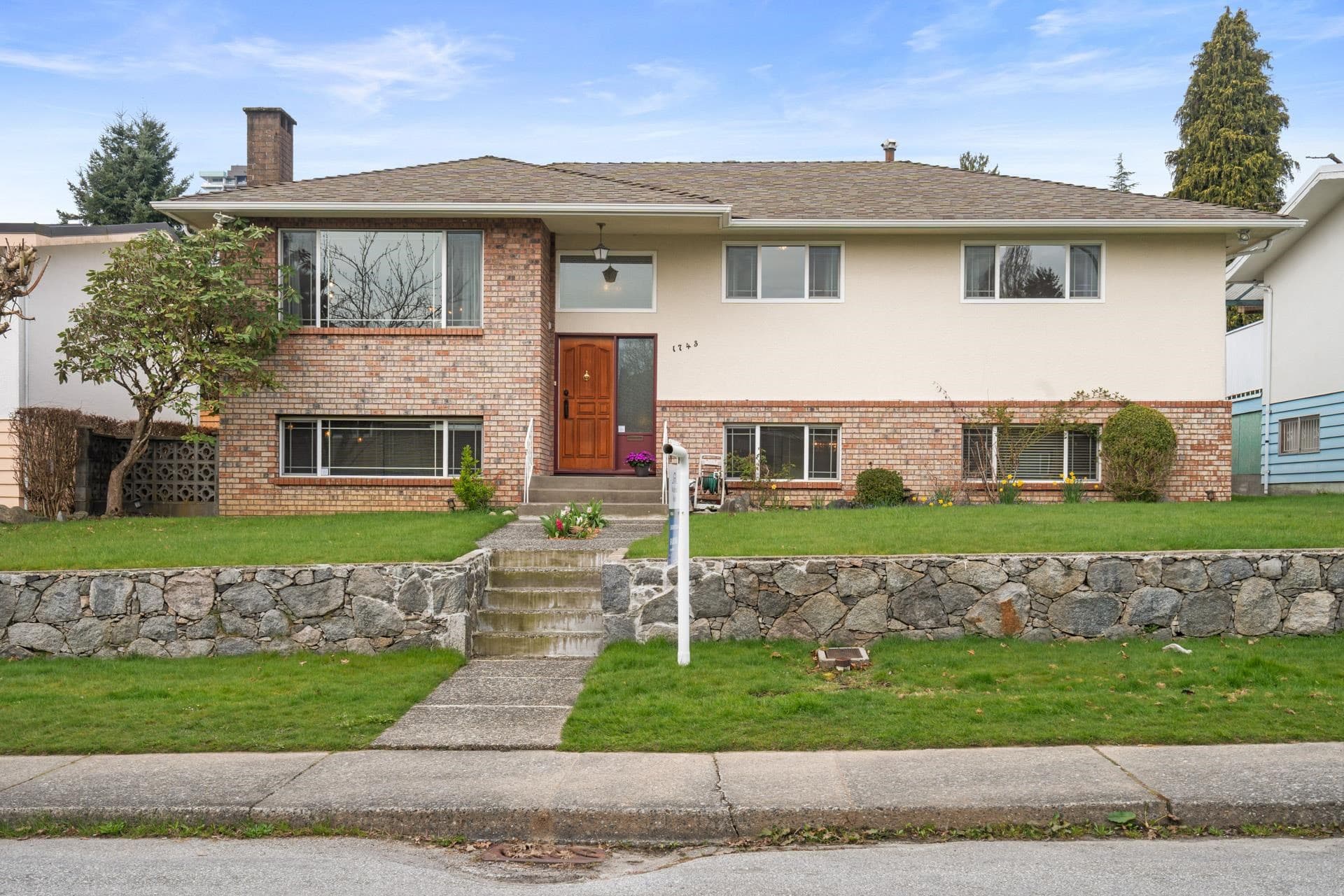 1743 Taralawn Court, Burnaby, V5B 3H4 — photo 1