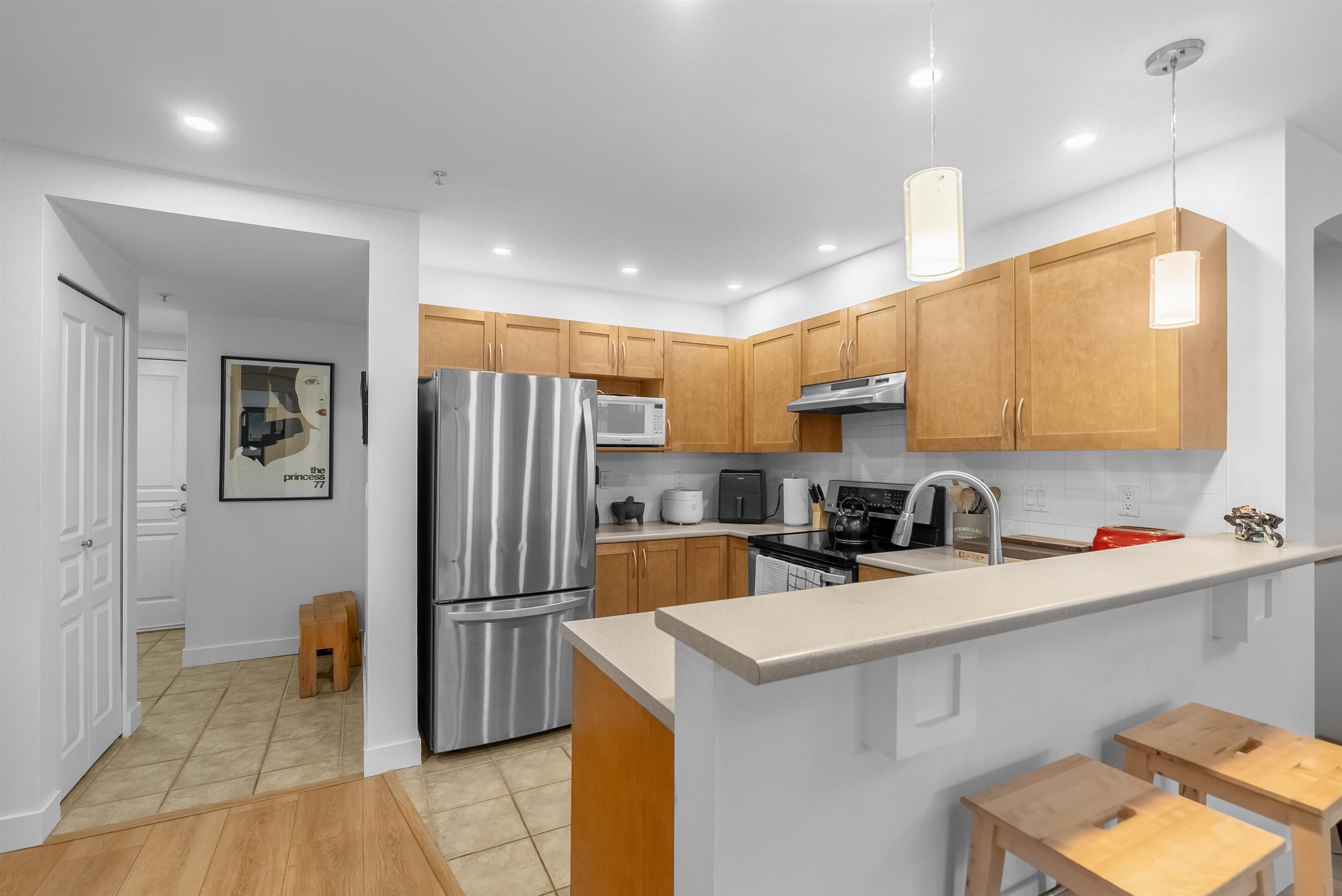 302 - 333 E 1st Street, North Vancouver, V7L 4W9 — photo 2