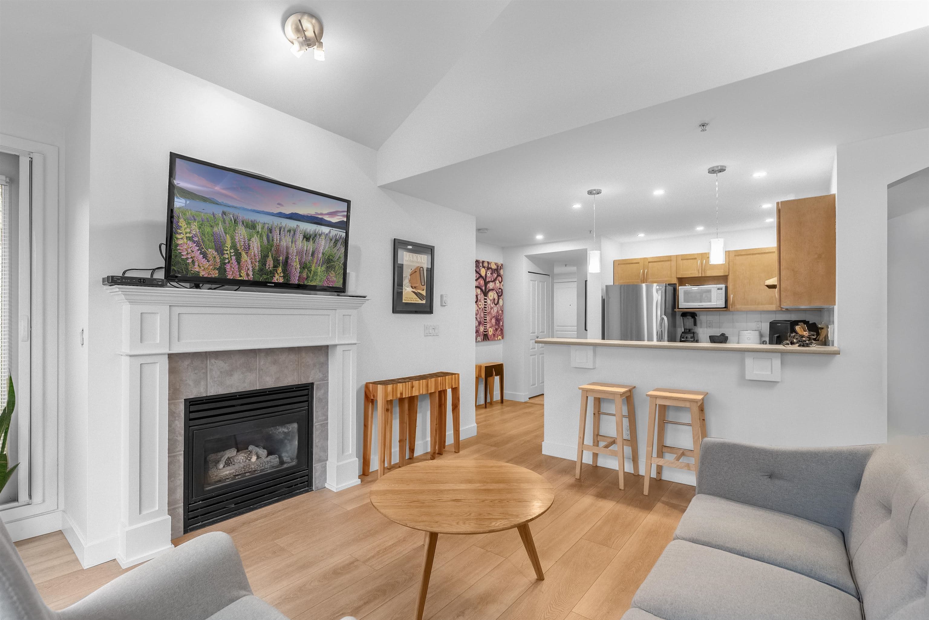 302 - 333 E 1st Street, North Vancouver, V7L 4W9 — photo 4