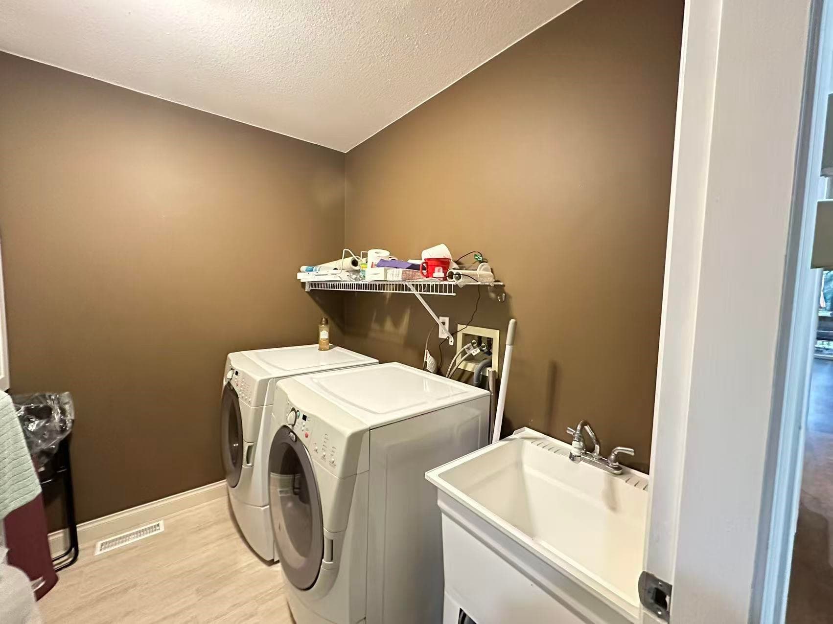 37 Deerwood Place, Port Moody, V3H 4X7 — photo 5