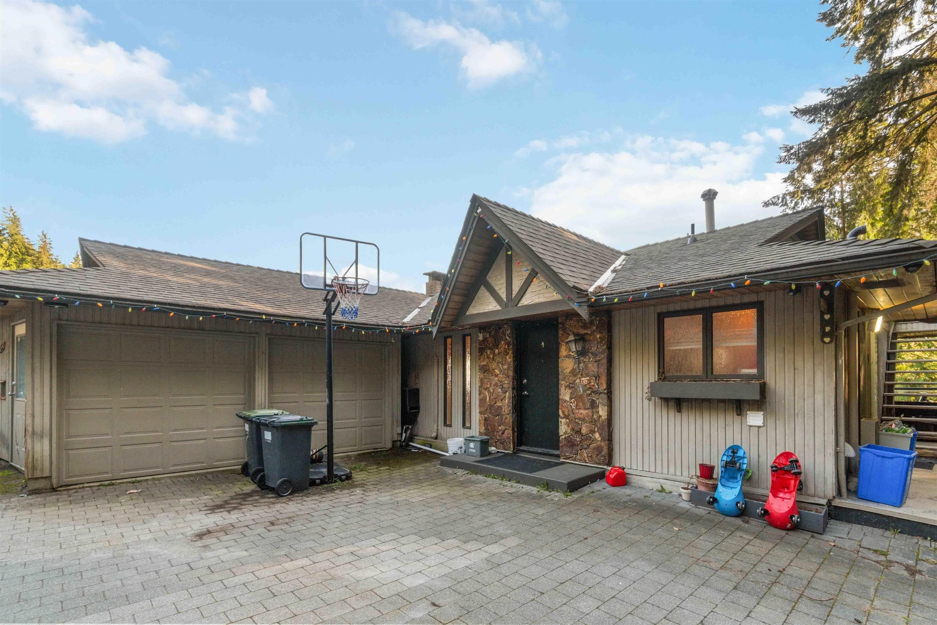 5189 Madeira Court, North Vancouver, V7R 3K7 — photo 2