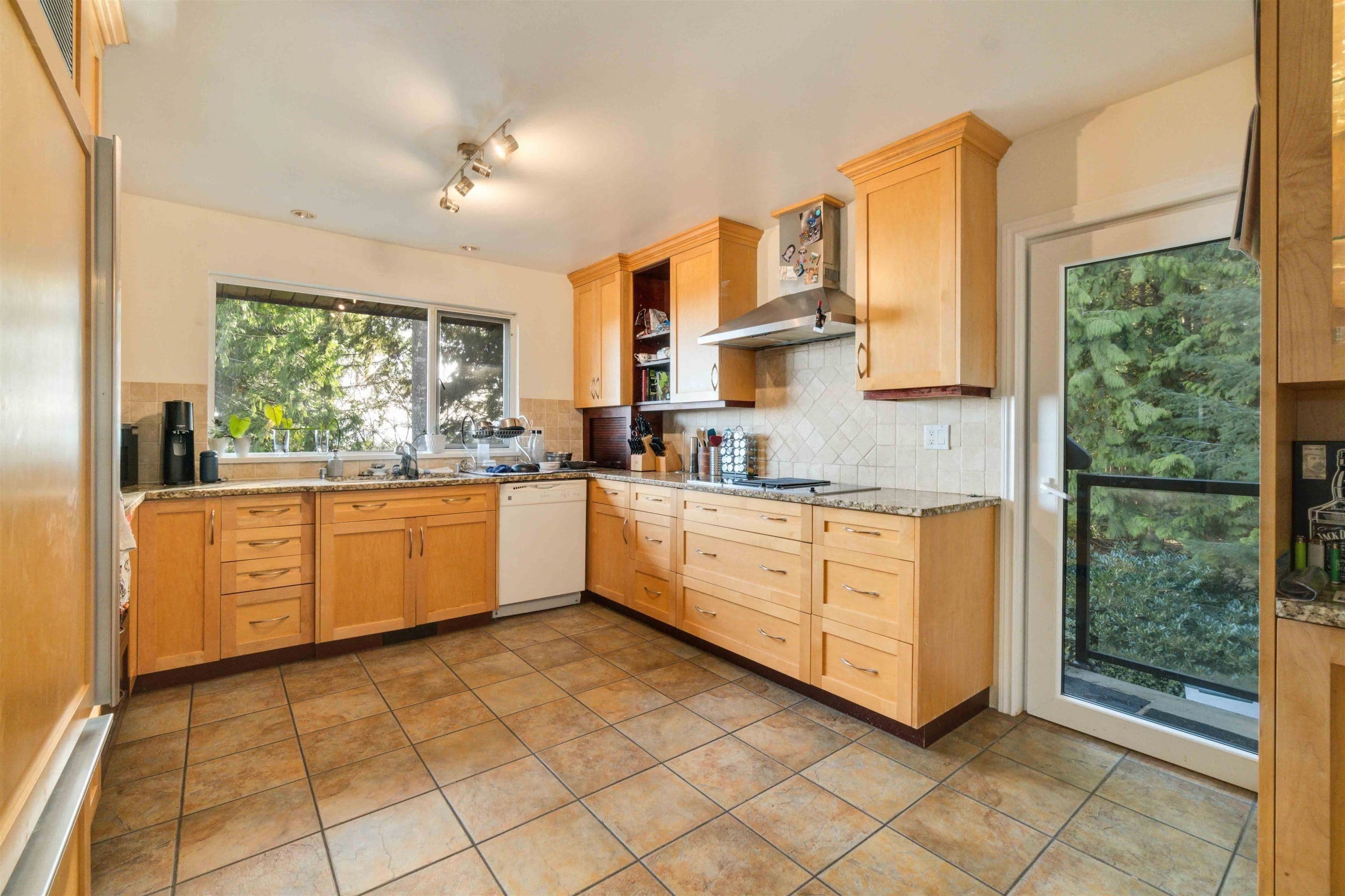 5189 Madeira Court, North Vancouver, V7R 3K7 — photo 4