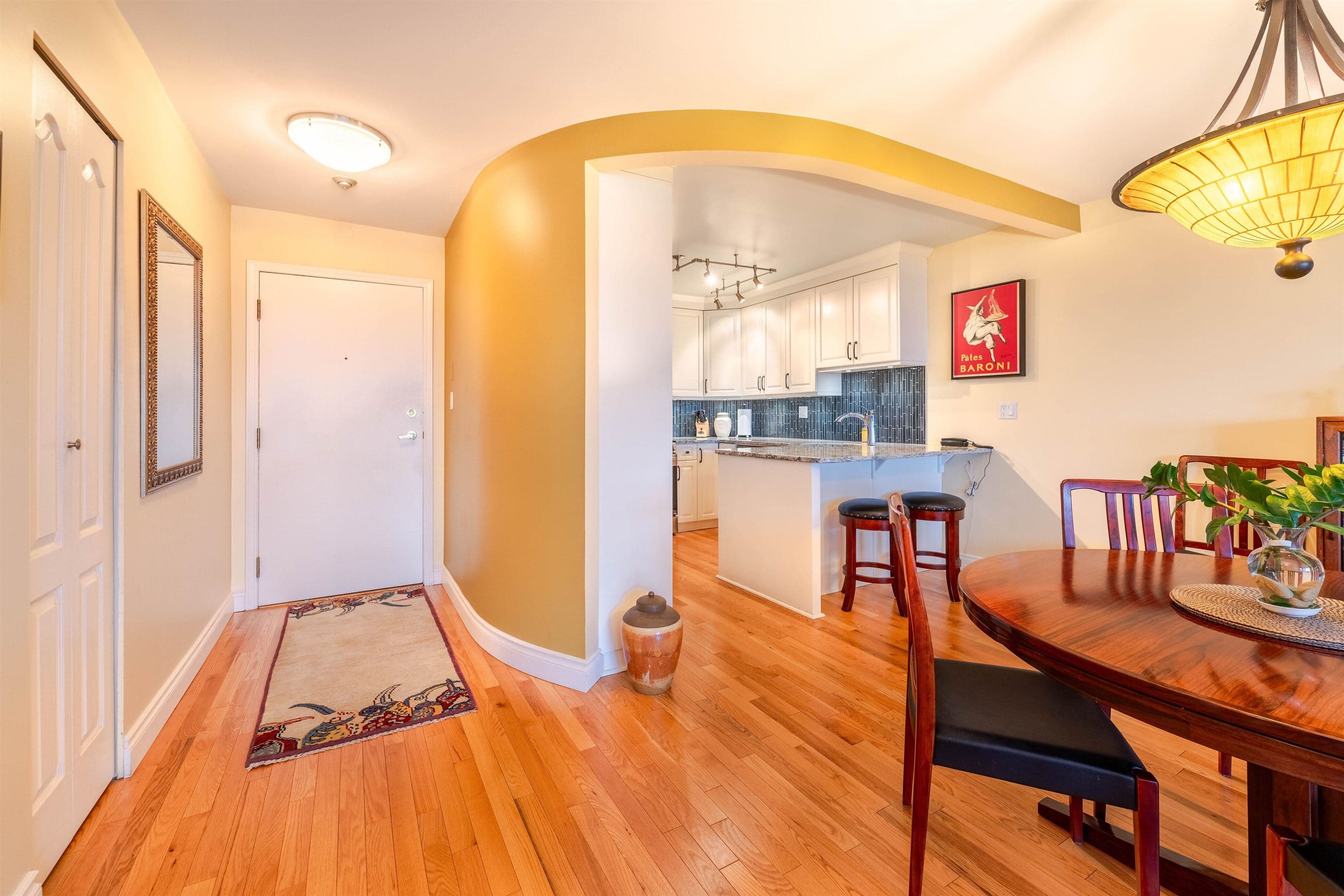 1606 - 612 Fifth Avenue, New Westminster, V3M 1X5 — photo 2