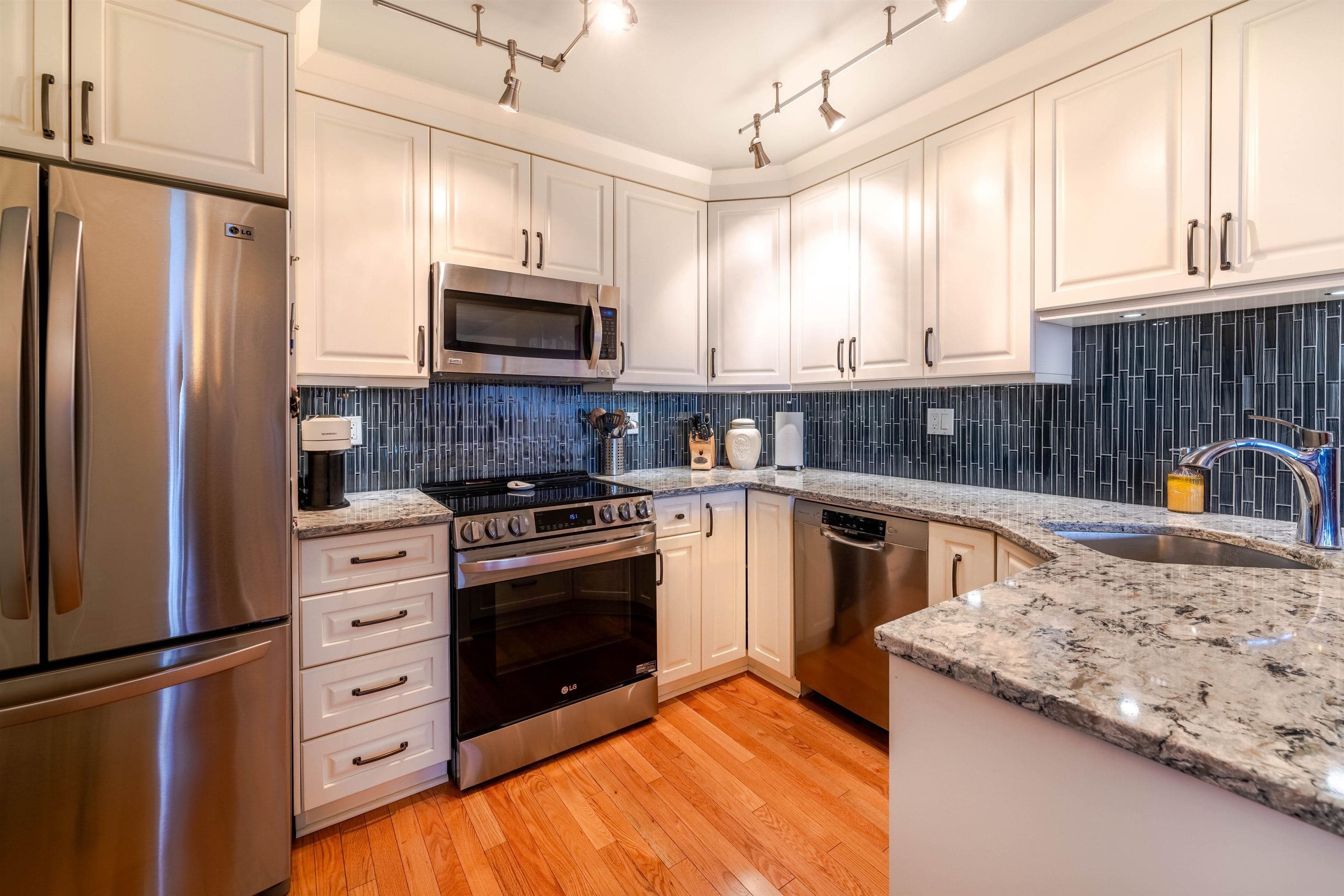 1606 - 612 Fifth Avenue, New Westminster, V3M 1X5 — photo 4