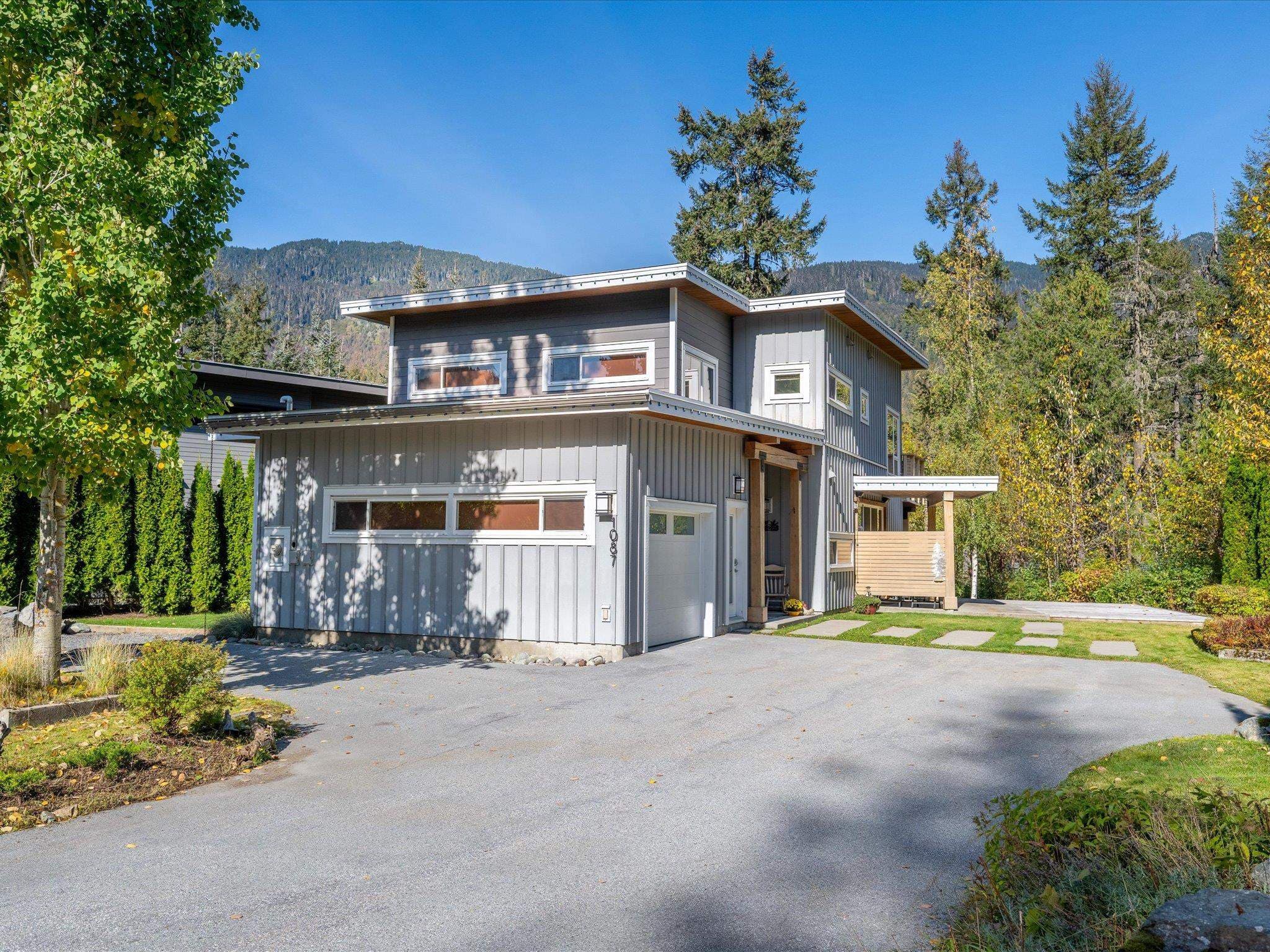 1087 Madeley Place, Whistler, V8E 0K6 — photo 3