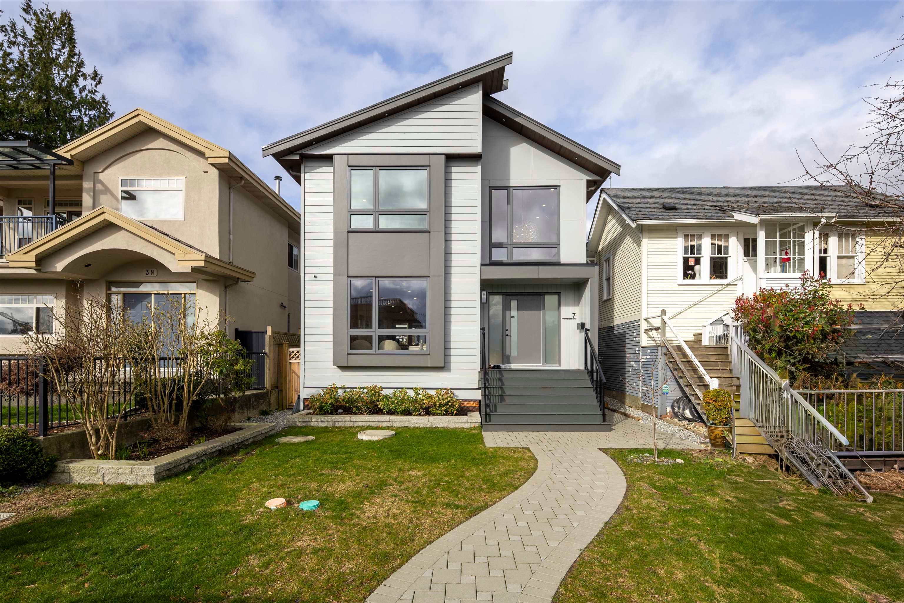 7 N Howard Avenue, Burnaby