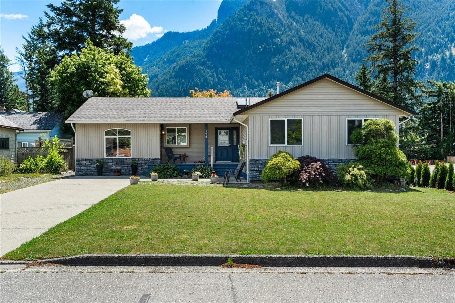 574 Park Street, Hope, V0X 1L0 — photo 2