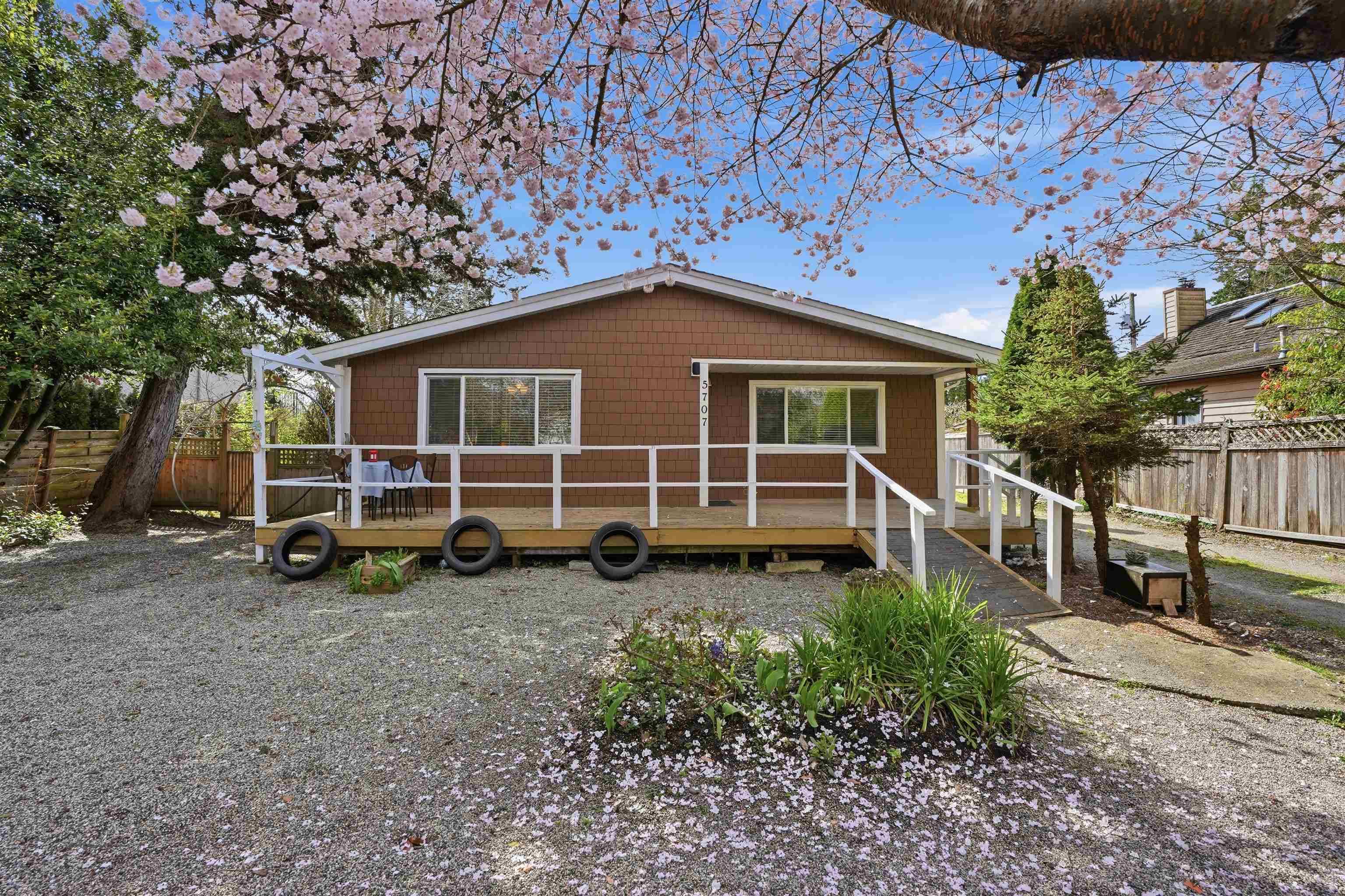 5707 Medusa Street, Sechelt