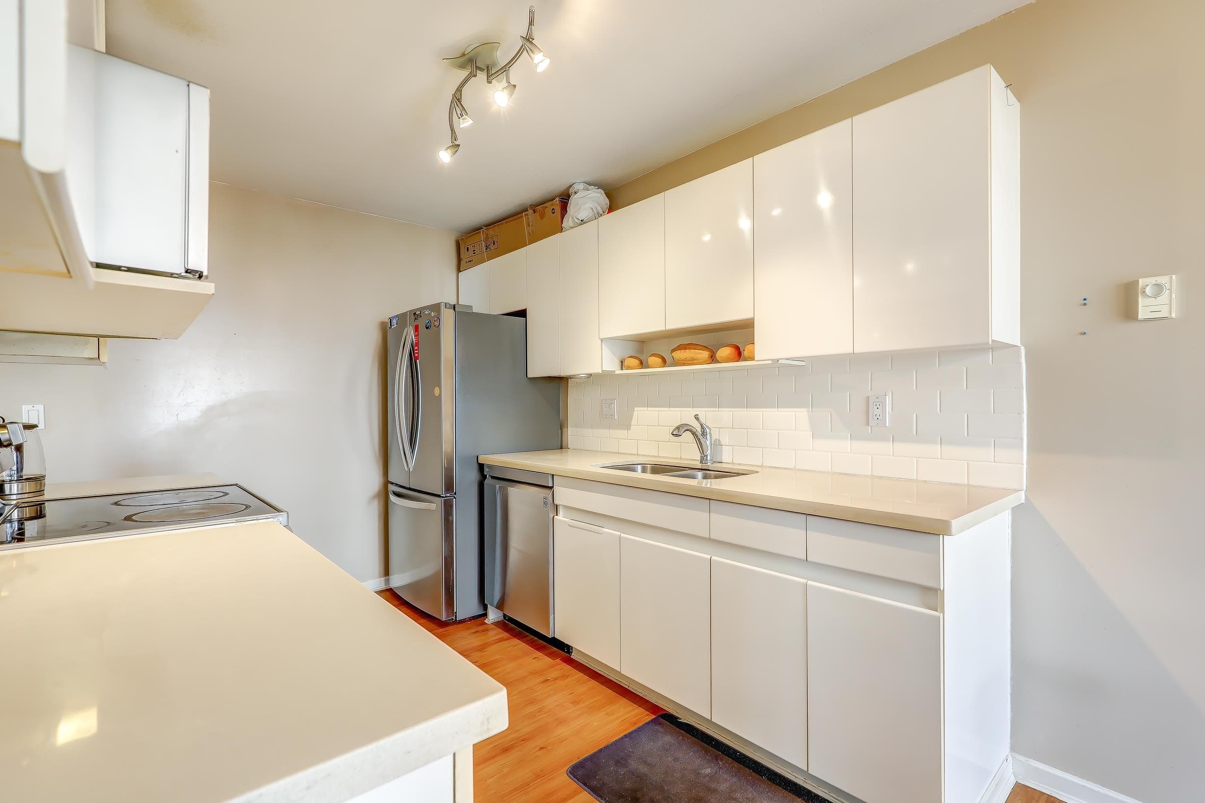 210 - 14980 101a Avenue, Surrey, V3R 0T1 — photo 2